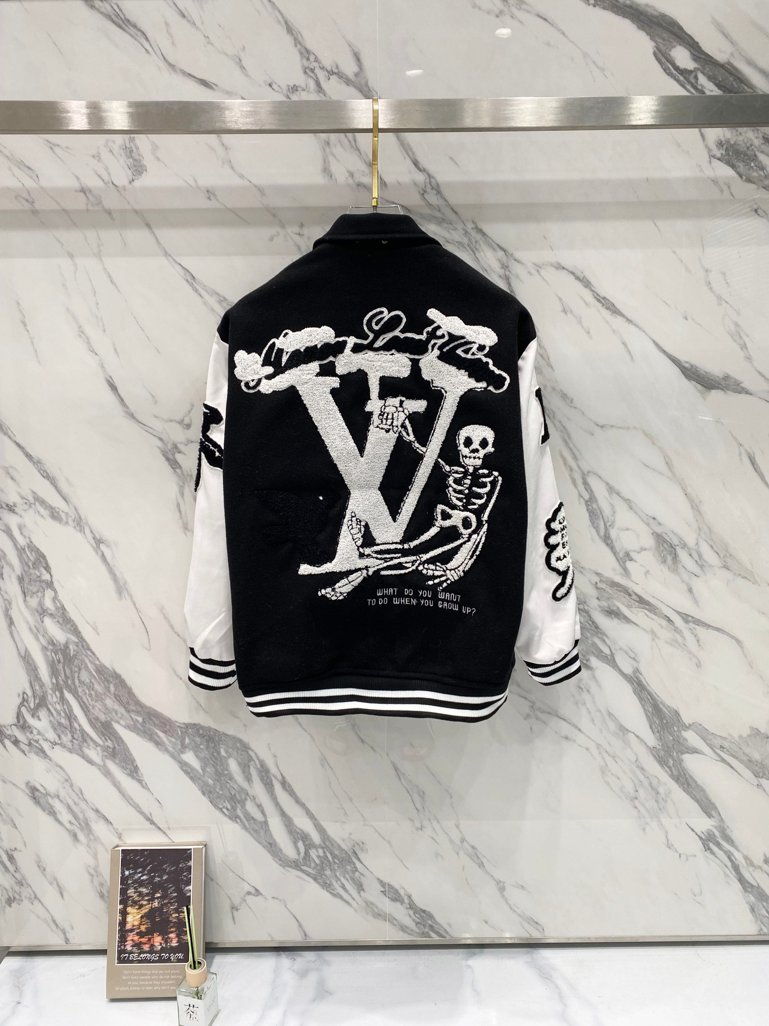 LV高仿黑白拼袖棒球外套 男款刺繡字母圖騰設計款| 12 LV高仿黑白拼袖棒球外套 男款刺繡字母圖騰設計款