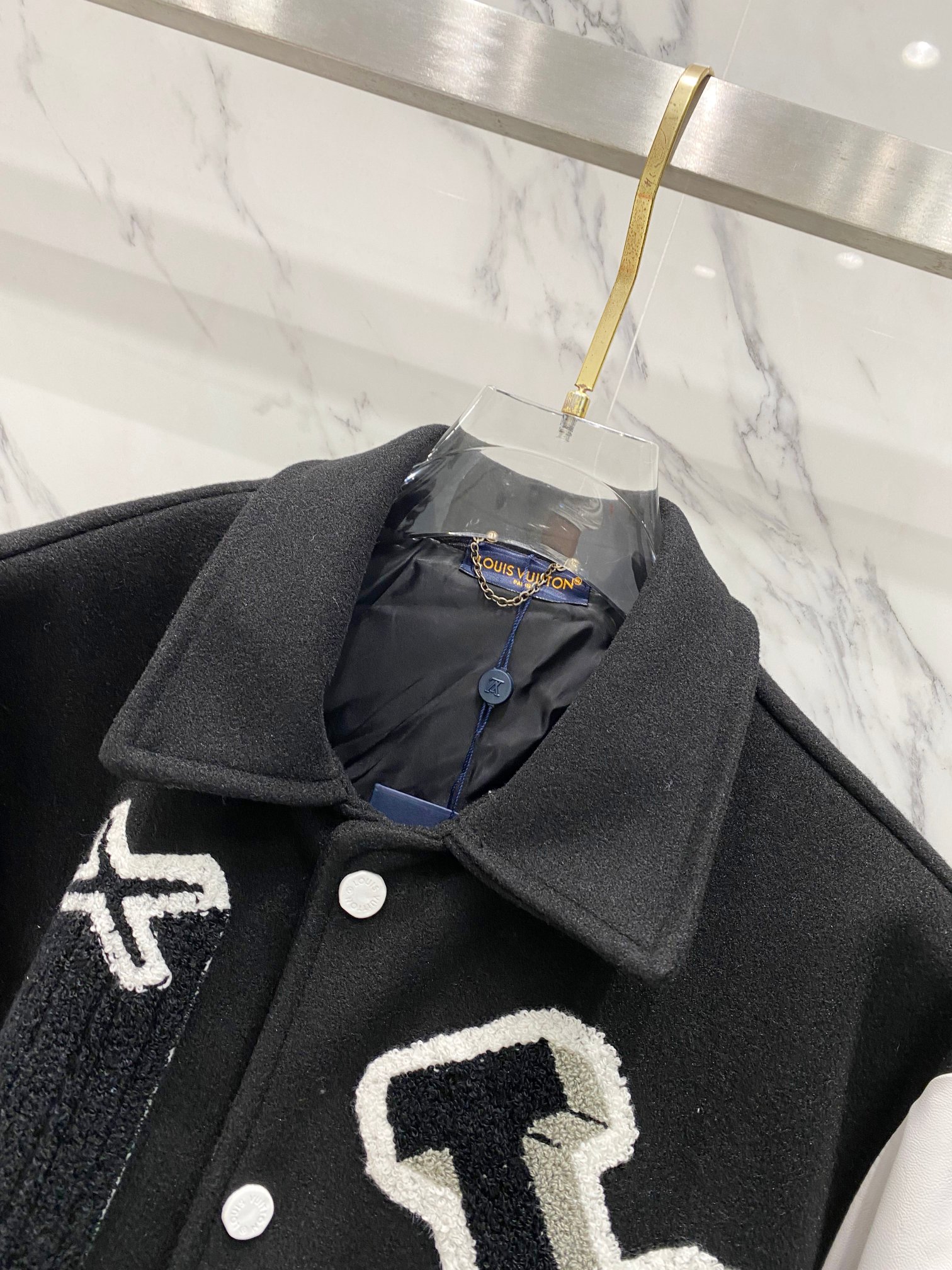 LV高仿黑白拼袖棒球外套 男款刺繡字母圖騰設計款| 9 LV高仿黑白拼袖棒球外套 男款刺繡字母圖騰設計款
