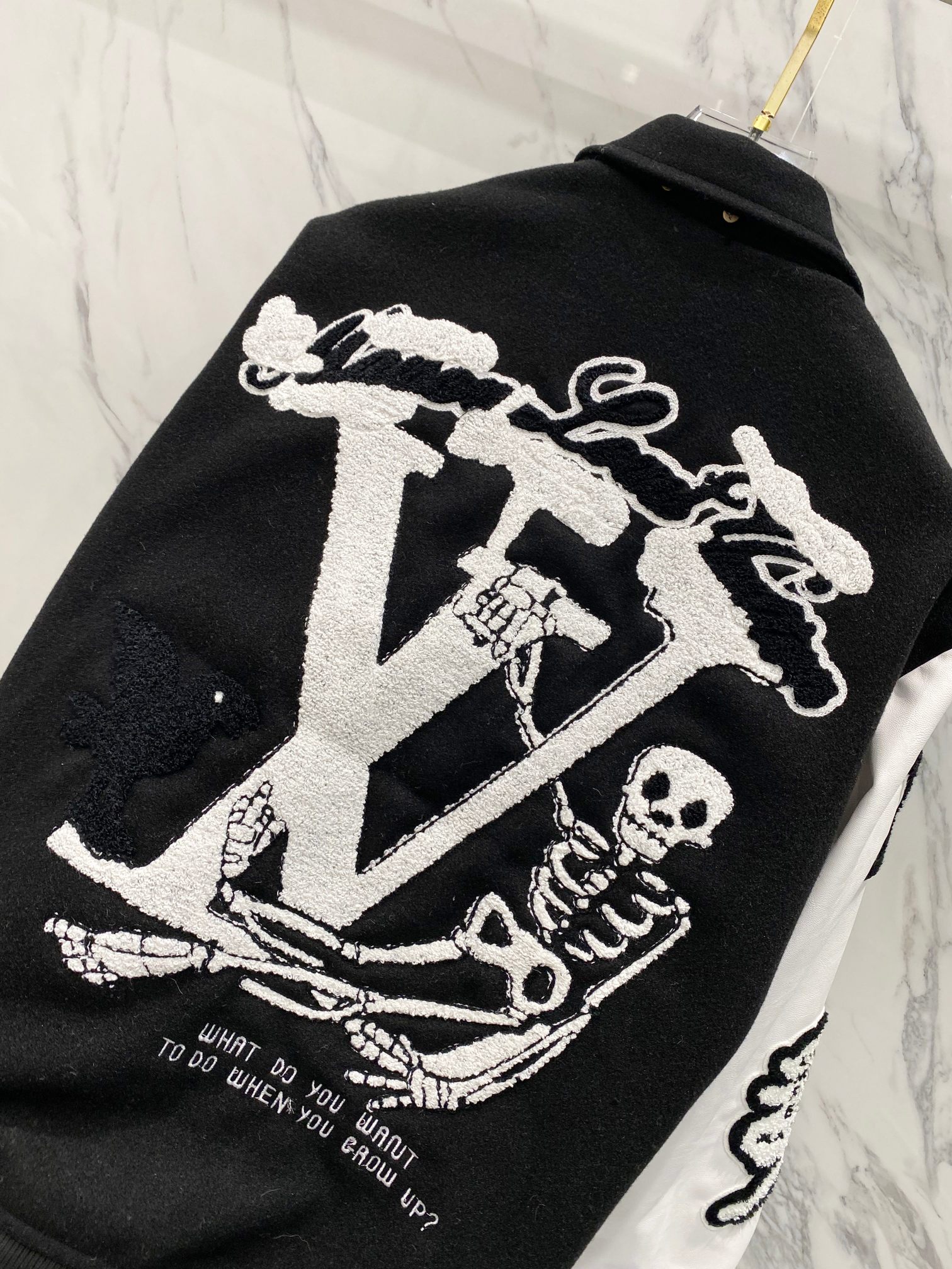 LV高仿黑白拼袖棒球外套 男款刺繡字母圖騰設計款| 8 LV高仿黑白拼袖棒球外套 男款刺繡字母圖騰設計款