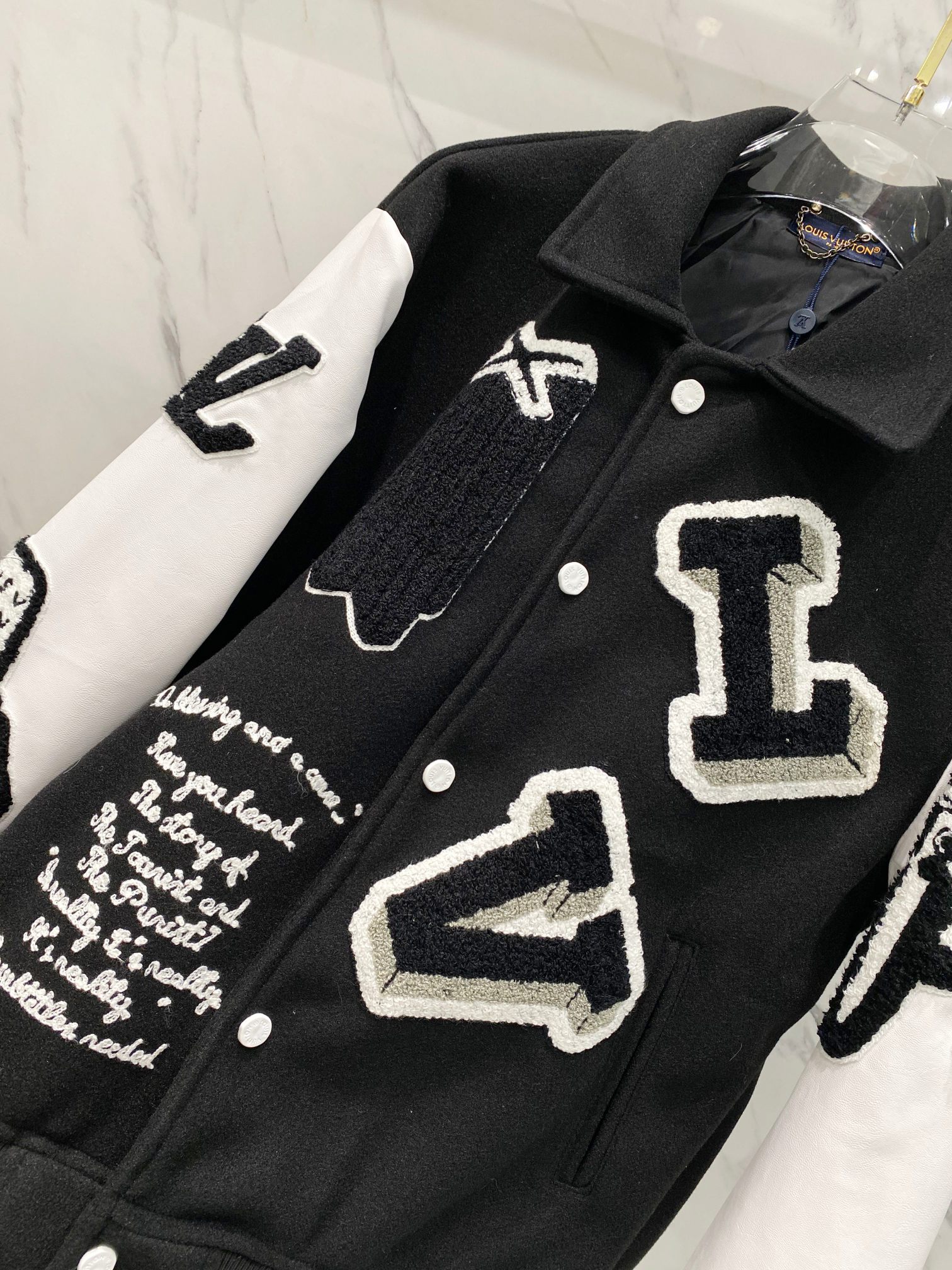 LV高仿黑白拼袖棒球外套 男款刺繡字母圖騰設計款| 13 LV高仿黑白拼袖棒球外套 男款刺繡字母圖騰設計款