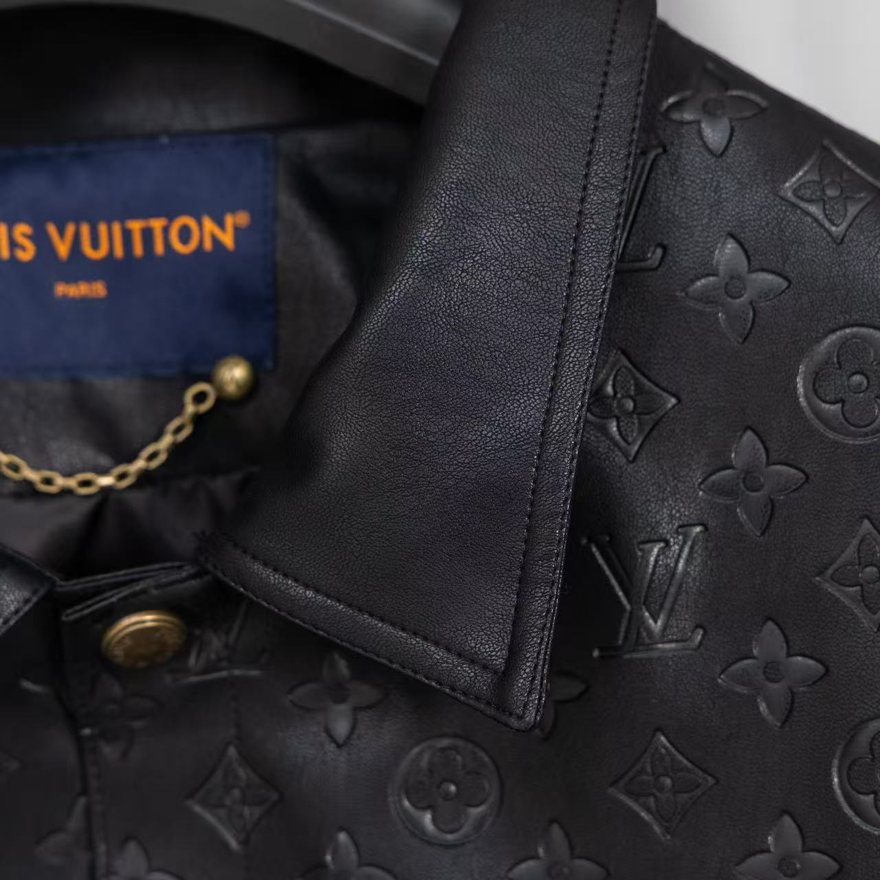 LV A貨皮革牛仔外套 男士黑色壓印LOGO皮革拼接款| 12 LV A貨皮革牛仔外套 男士黑色壓印LOGO皮革拼接款
