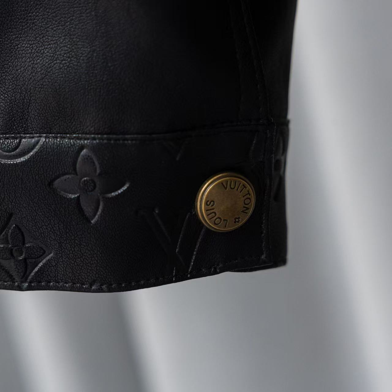 LV A貨皮革牛仔外套 男士黑色壓印LOGO皮革拼接款| 7 LV A貨皮革牛仔外套 男士黑色壓印LOGO皮革拼接款