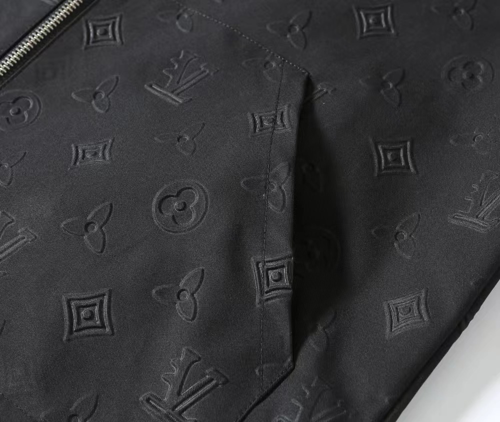 LV原單男士連帽防風外套滿版壓紋老花設計極簡耐看| 13 LV原單男士連帽防風外套滿版壓紋老花設計極簡耐看