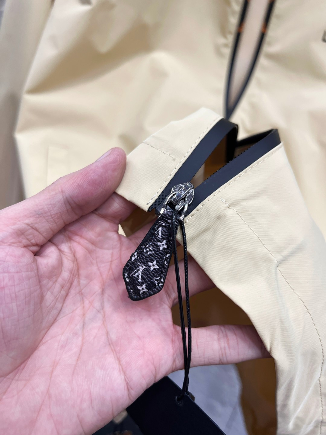 LV一比一男士風衣外套連帽設計素面扣帶簡約風格| 13 LV一比一男士風衣外套連帽設計素面扣帶簡約風格