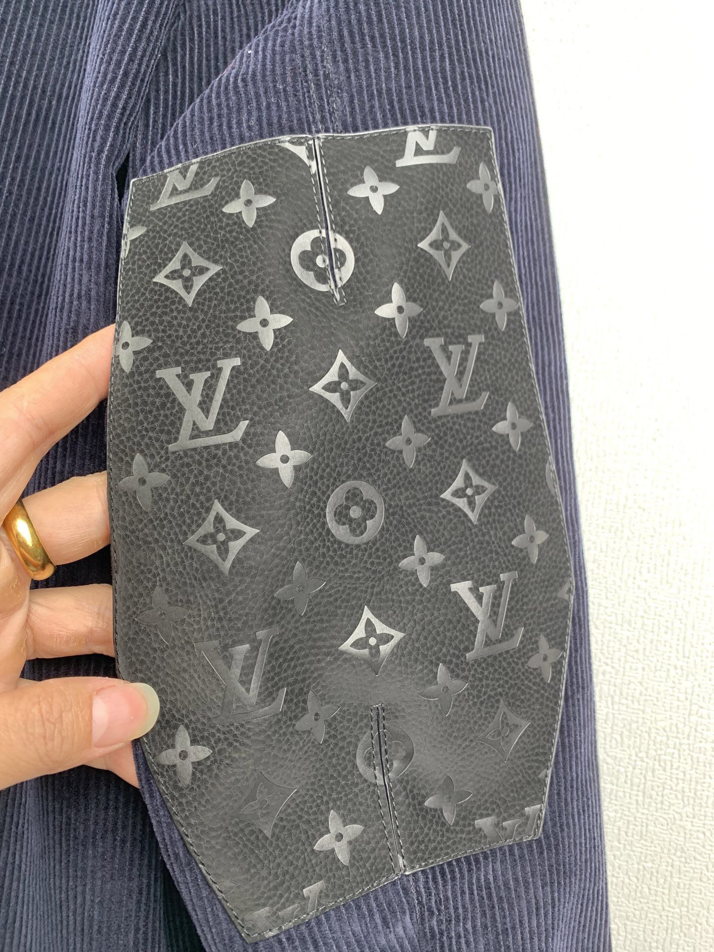 LV高仿男士燈芯絨開襟外套復古V領三口袋設計休閒感十足| 18 LV高仿男士燈芯絨開襟外套復古V領三口袋設計休閒感十足