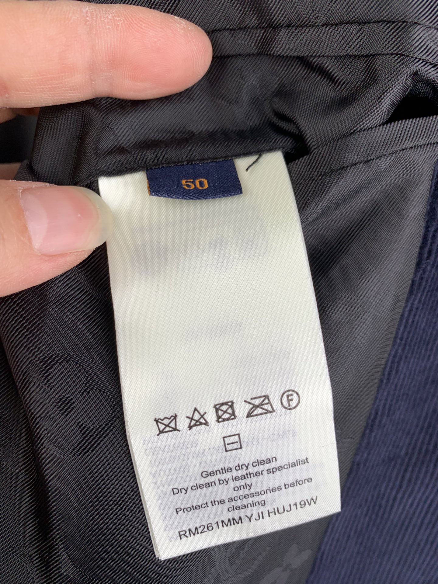 LV高仿男士燈芯絨開襟外套復古V領三口袋設計休閒感十足| 16 LV高仿男士燈芯絨開襟外套復古V領三口袋設計休閒感十足