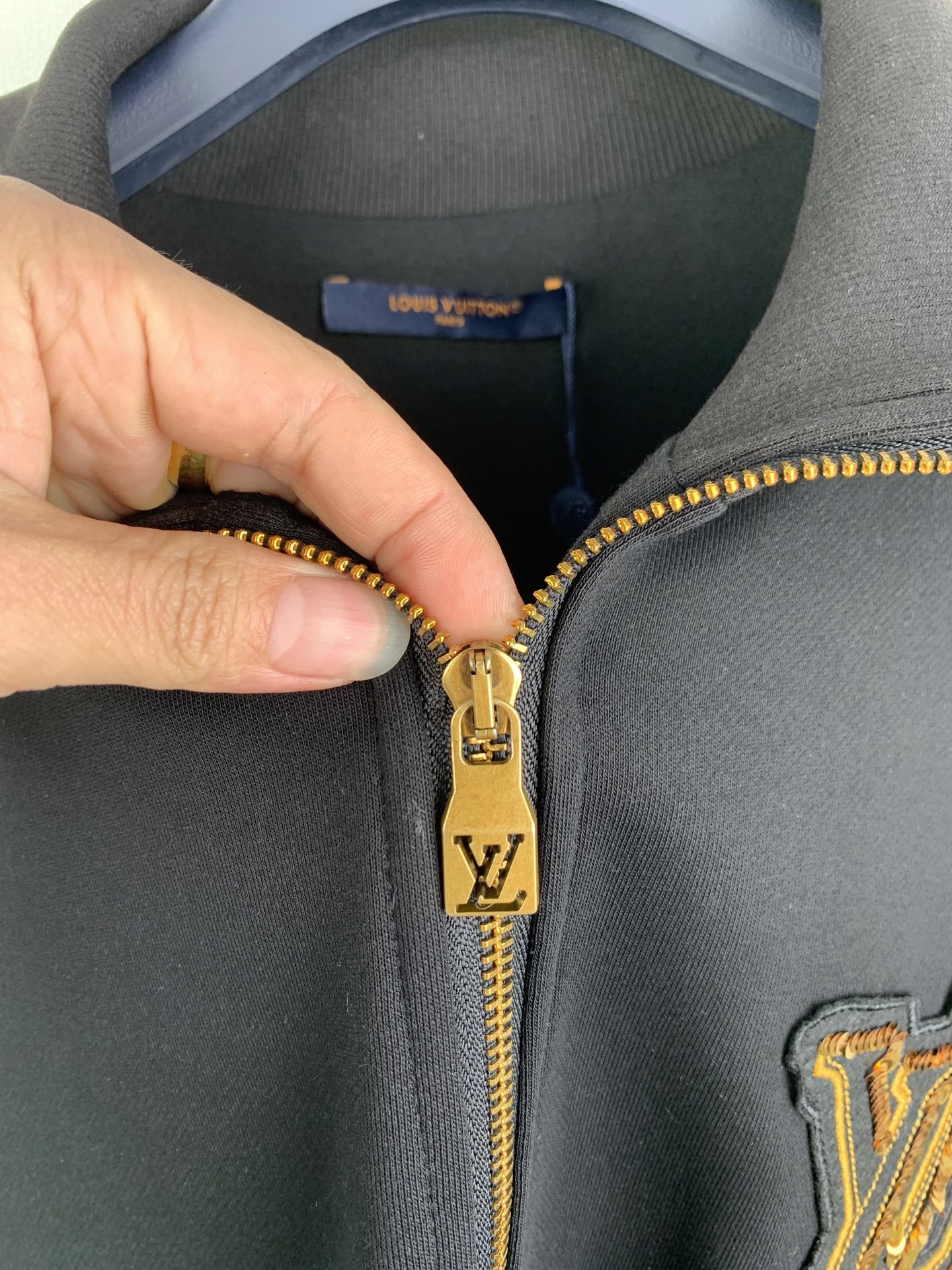 LV高仿男士立領拉鍊外套胸前亮片字母拼貼簡約運動款| 11 LV高仿男士立領拉鍊外套胸前亮片字母拼貼簡約運動款
