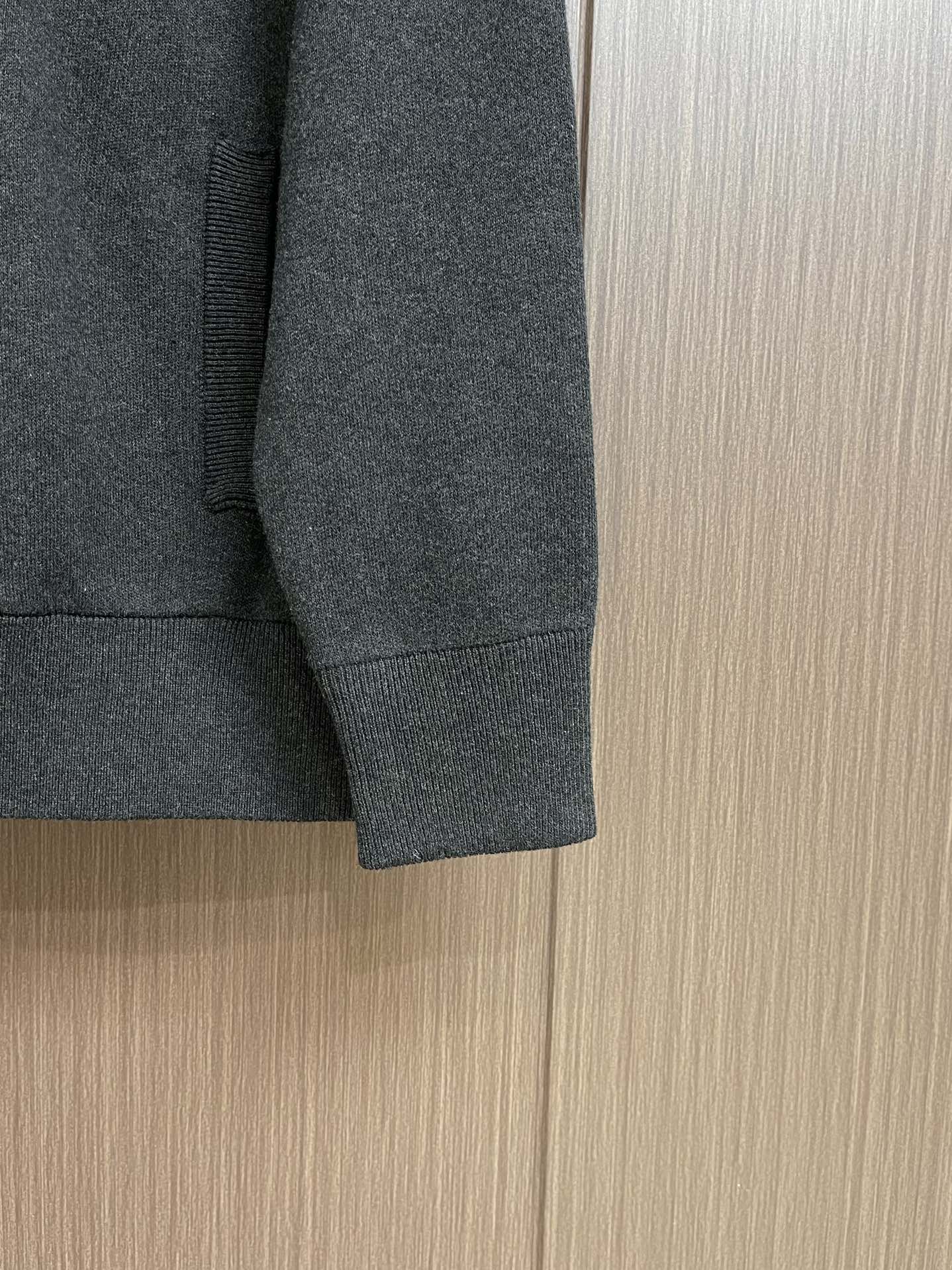 LV高仿男士立領針織外套灰調極簡風胸口字母刺繡標誌| 8 LV高仿男士立領針織外套灰調極簡風胸口字母刺繡標誌