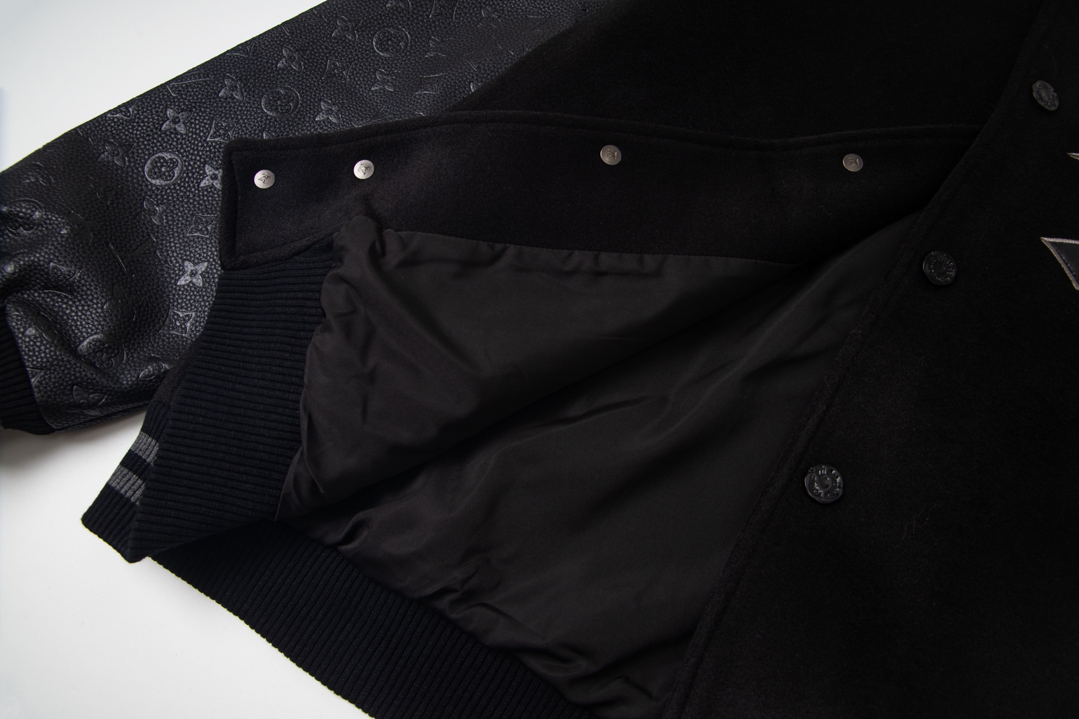 LV高仿黑色刺繡棒球外套 老花拼皮袖款潮流男裝| 17 LV高仿黑色刺繡棒球外套 老花拼皮袖款潮流男裝
