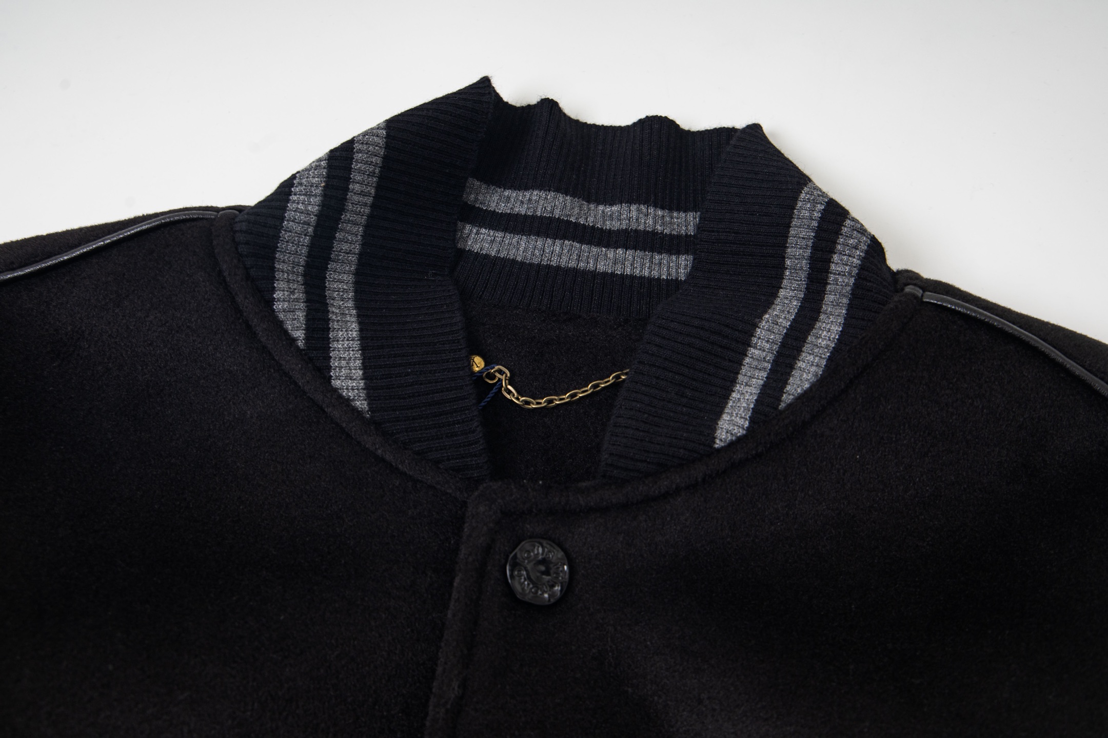 LV高仿黑色刺繡棒球外套 老花拼皮袖款潮流男裝| 12 LV高仿黑色刺繡棒球外套 老花拼皮袖款潮流男裝