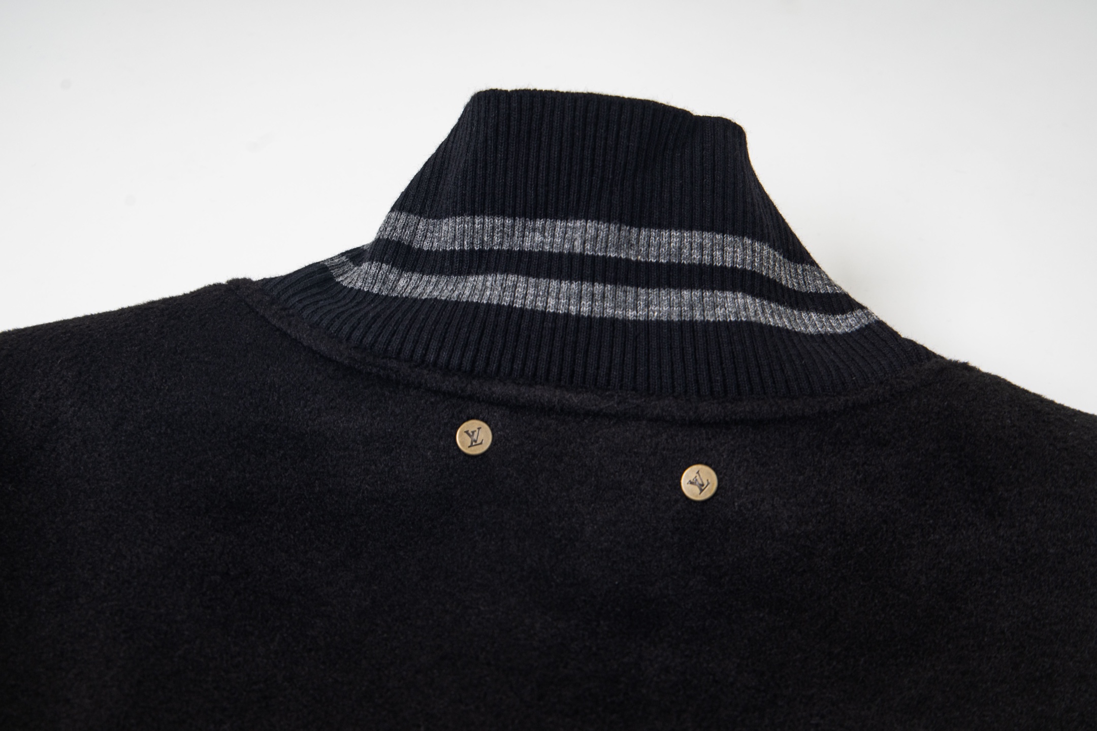 LV高仿黑色刺繡棒球外套 老花拼皮袖款潮流男裝| 11 LV高仿黑色刺繡棒球外套 老花拼皮袖款潮流男裝