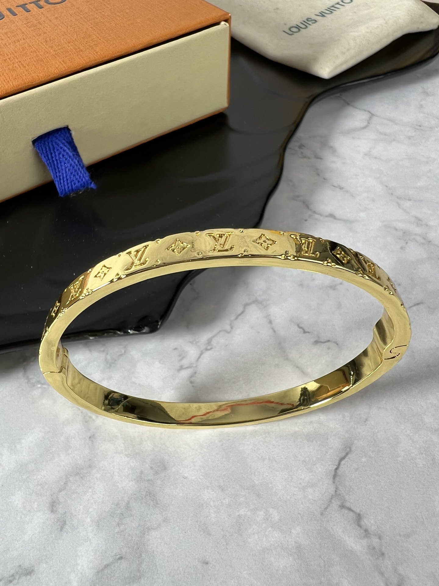 LV高仿金色手環 經典Monogram雕刻設計 質感簡約風| 11 LV高仿金色手環 經典Monogram雕刻設計 質感簡約風