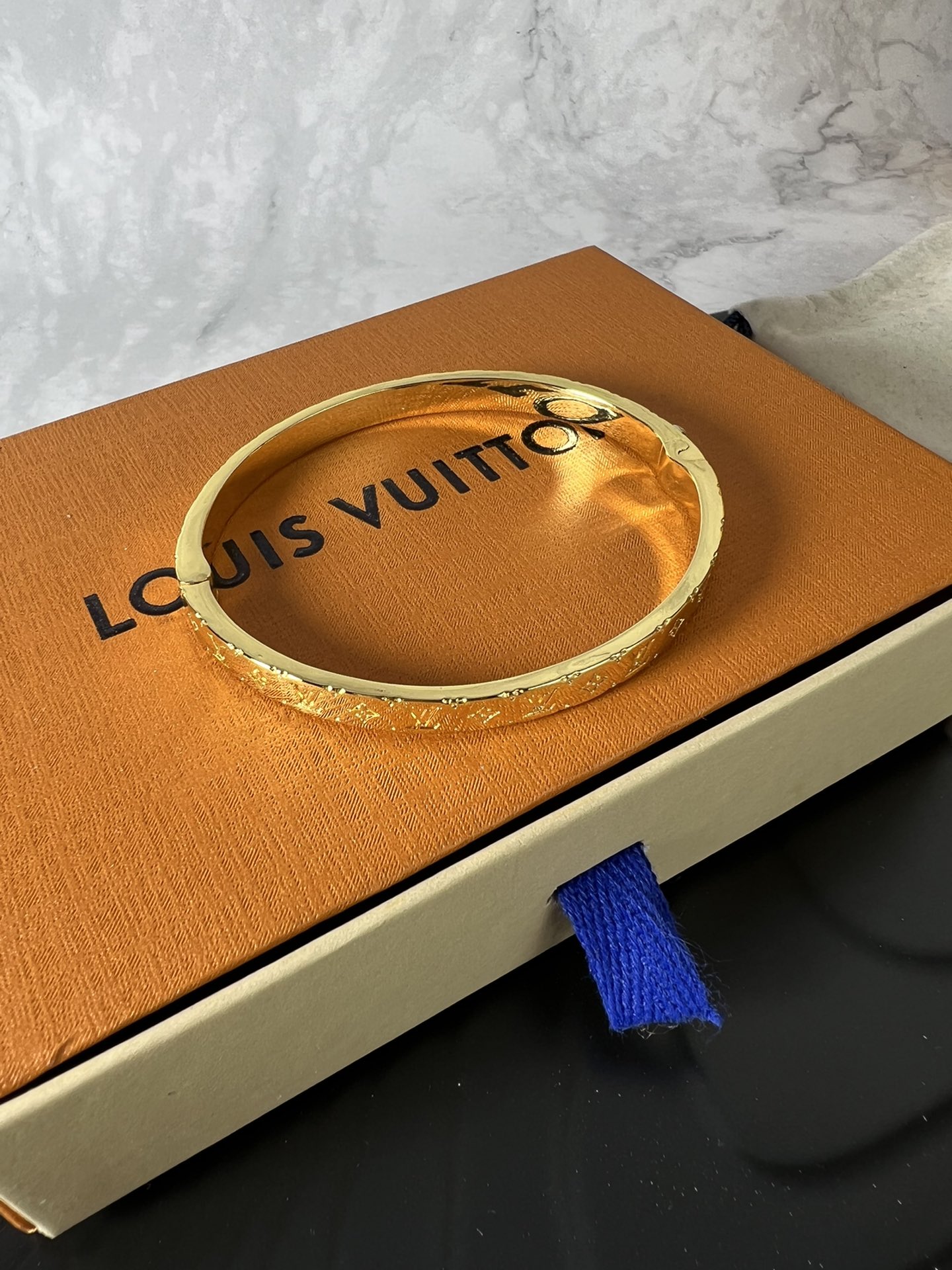 LV高仿金色手環 經典Monogram雕刻設計 質感簡約風| 10 LV高仿金色手環 經典Monogram雕刻設計 質感簡約風