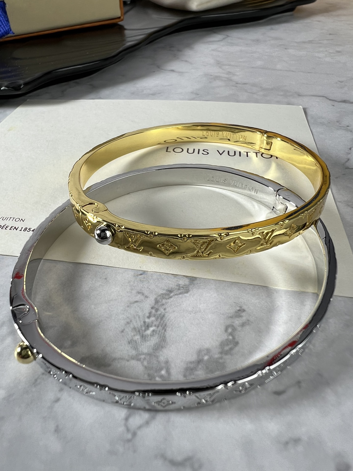 LV高仿金色手環 經典Monogram雕刻設計 質感簡約風| 7 LV高仿金色手環 經典Monogram雕刻設計 質感簡約風
