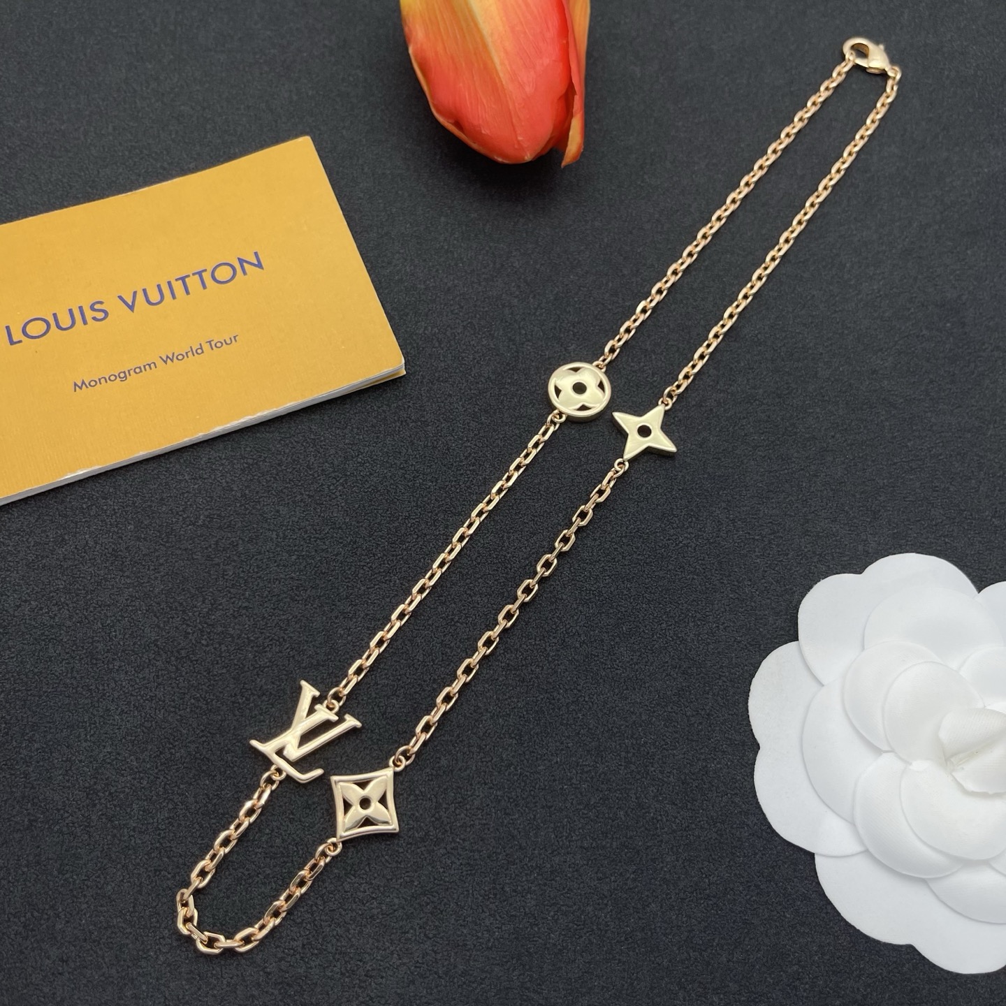 LV A貨女款頸鏈 經典字母與花卉鏈飾 結合都會時尚| 13 LV A貨女款頸鏈 經典字母與花卉鏈飾 結合都會時尚