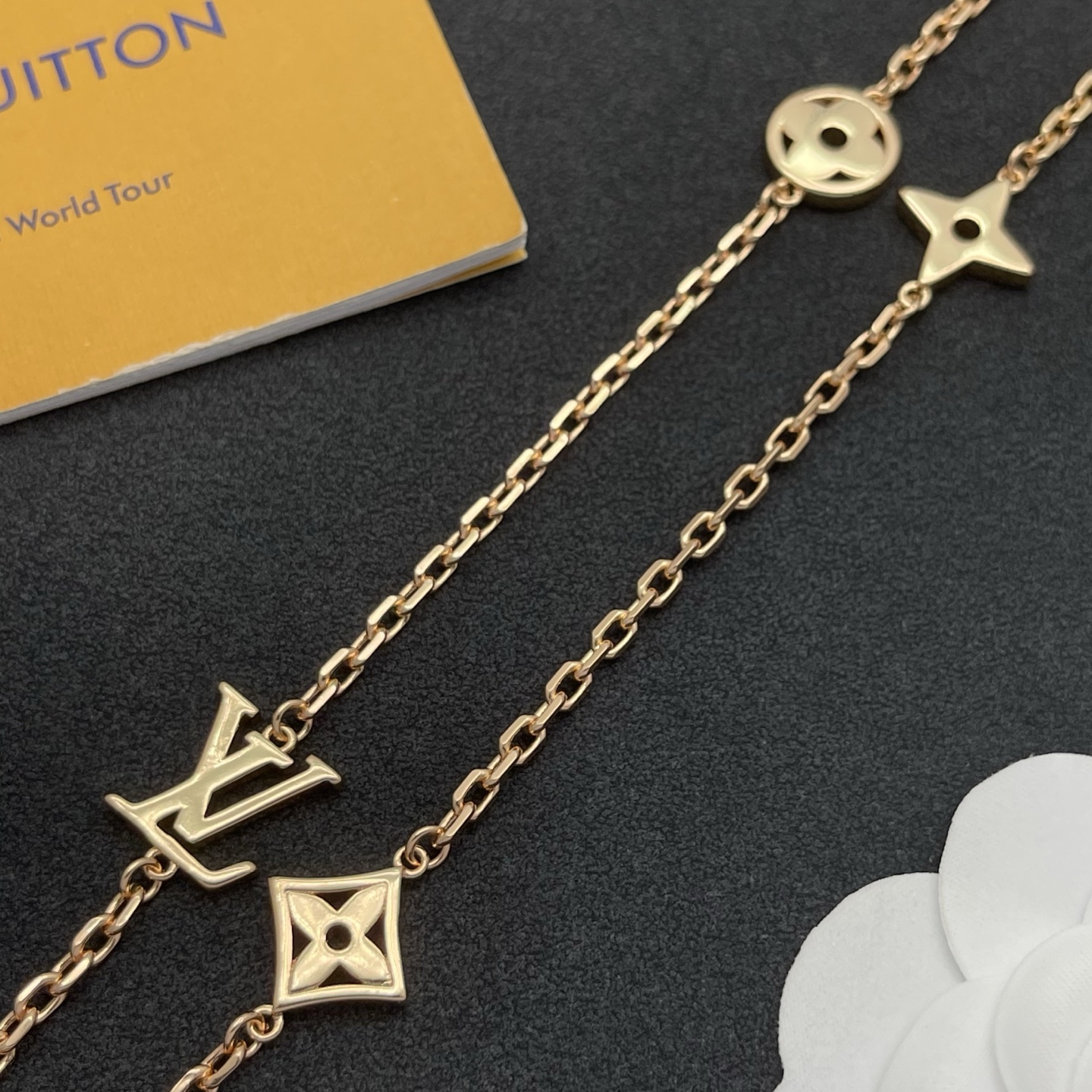 LV A貨女款頸鏈 經典字母與花卉鏈飾 結合都會時尚| 12 LV A貨女款頸鏈 經典字母與花卉鏈飾 結合都會時尚