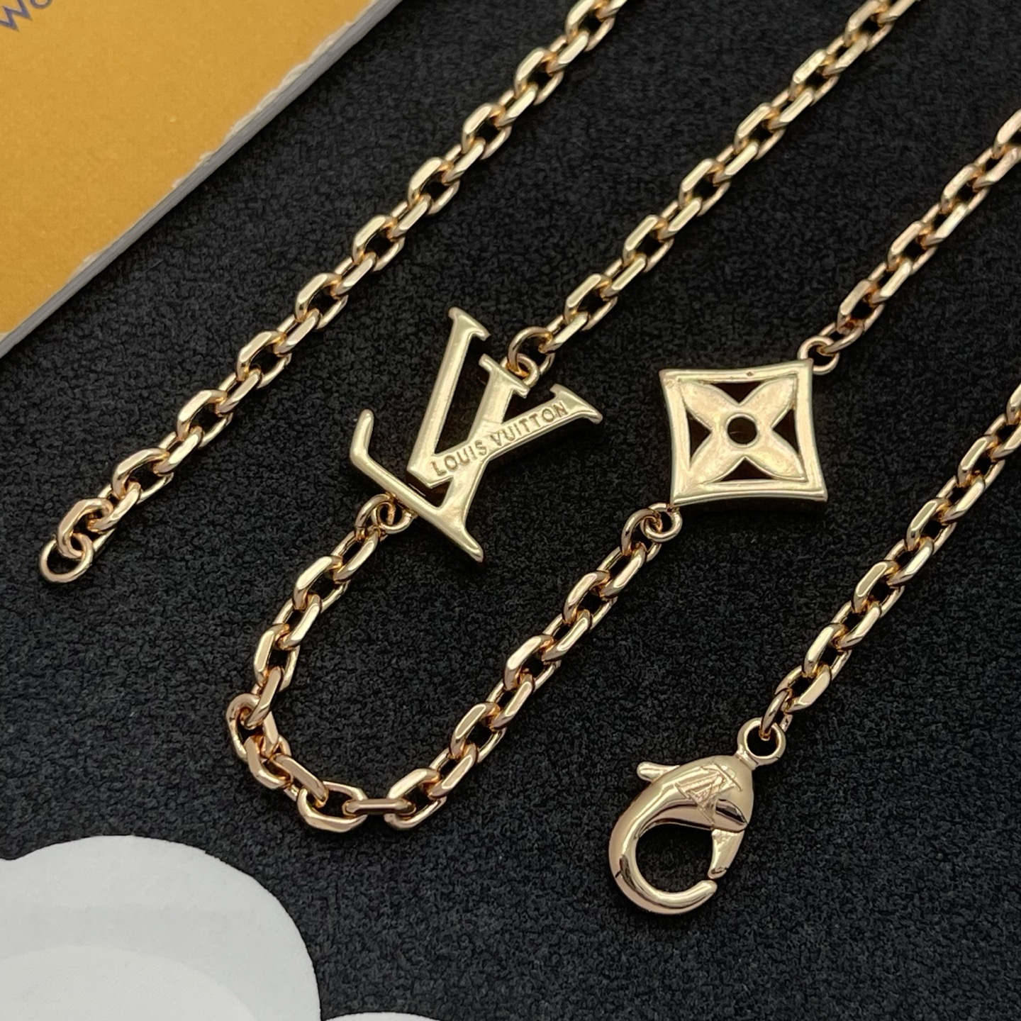LV A貨女款頸鏈 經典字母與花卉鏈飾 結合都會時尚| 9 LV A貨女款頸鏈 經典字母與花卉鏈飾 結合都會時尚