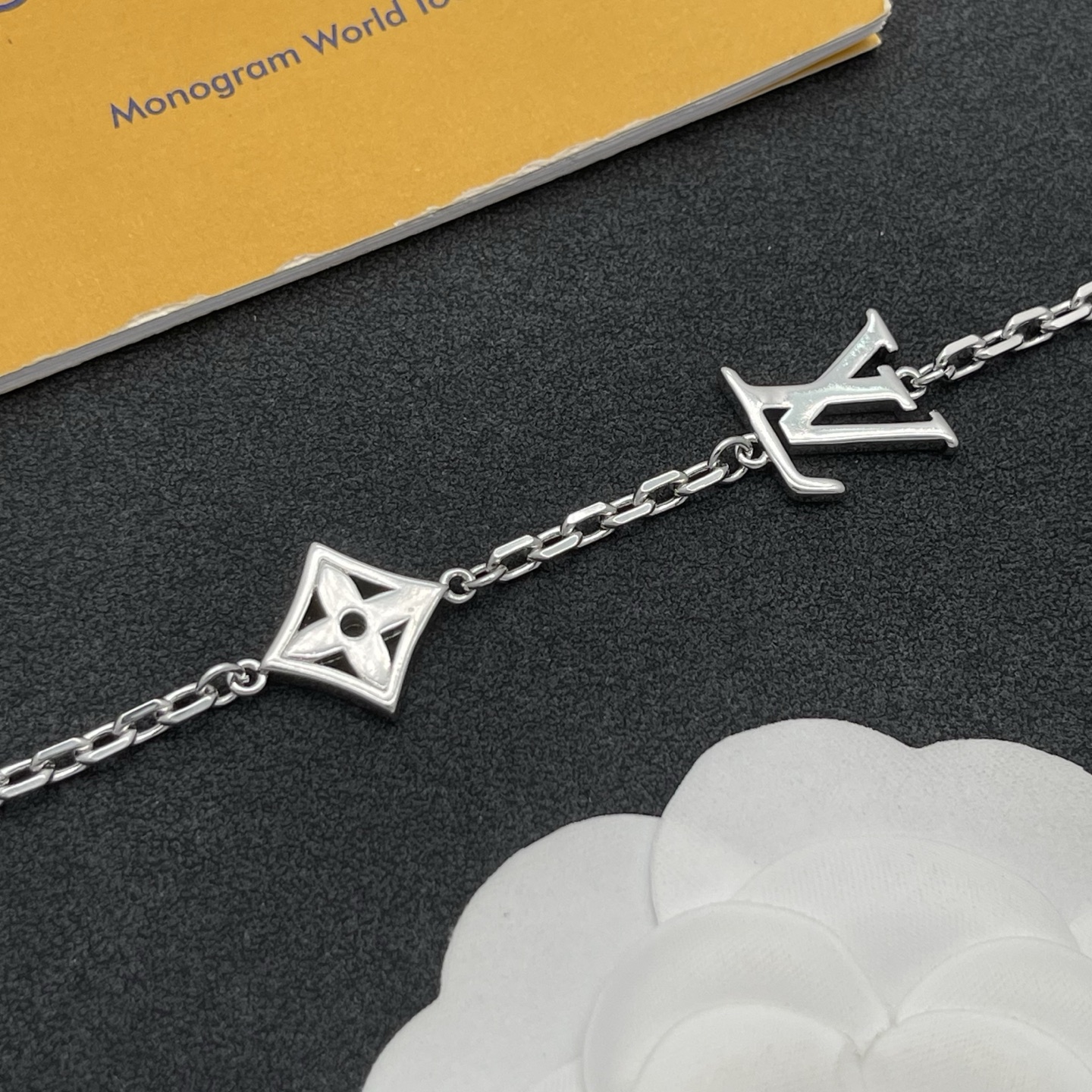 LV高仿銀色手鍊 LOGO與星形元素設計 百搭質感飾品| 13 LV高仿銀色手鍊 LOGO與星形元素設計 百搭質感飾品