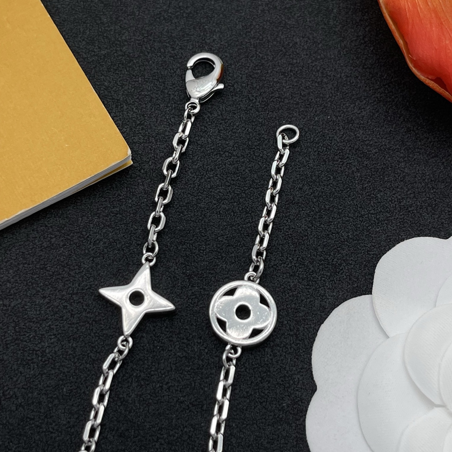 LV高仿銀色手鍊 LOGO與星形元素設計 百搭質感飾品| 12 LV高仿銀色手鍊 LOGO與星形元素設計 百搭質感飾品