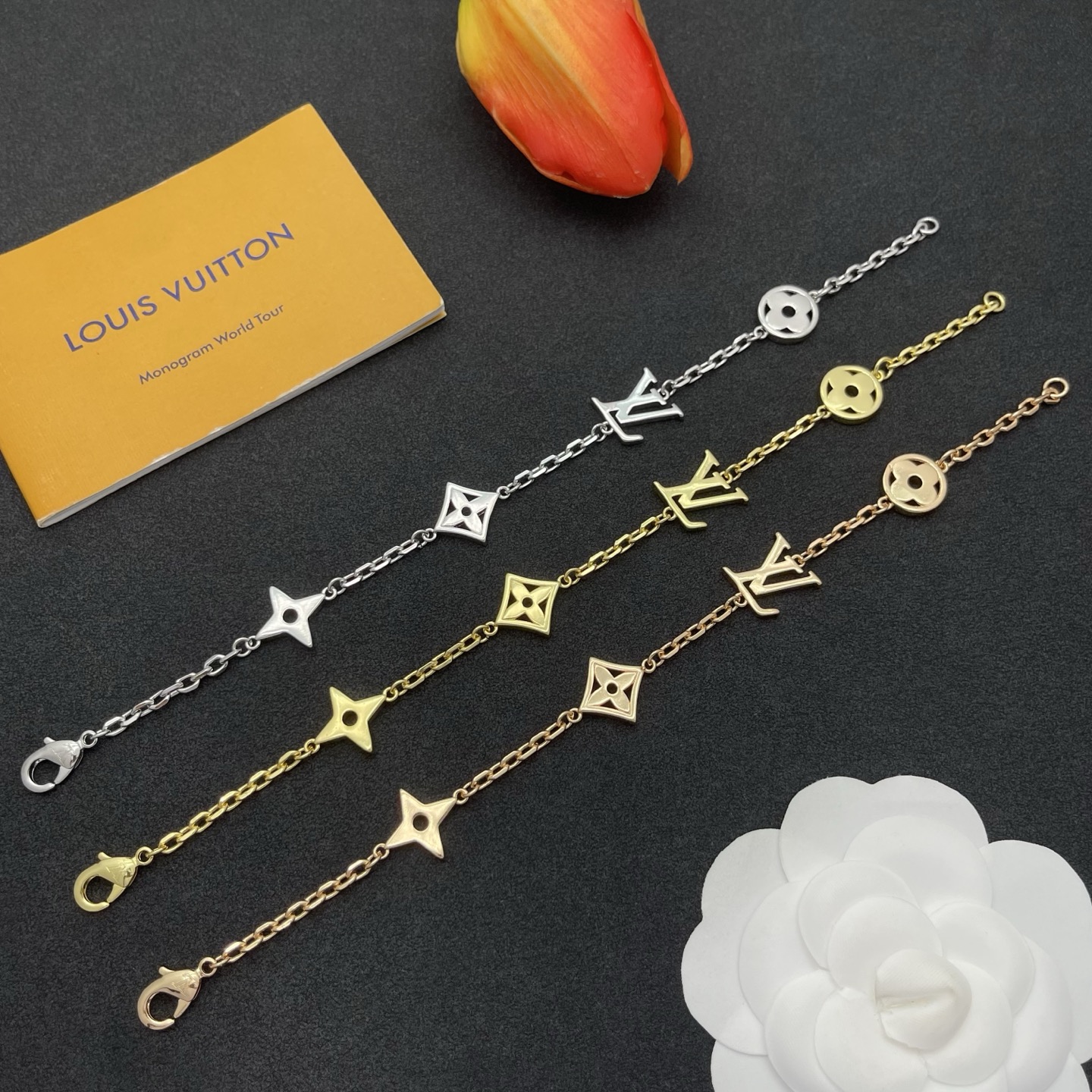 LV高仿銀色手鍊 LOGO與星形元素設計 百搭質感飾品| 7 LV高仿銀色手鍊 LOGO與星形元素設計 百搭質感飾品
