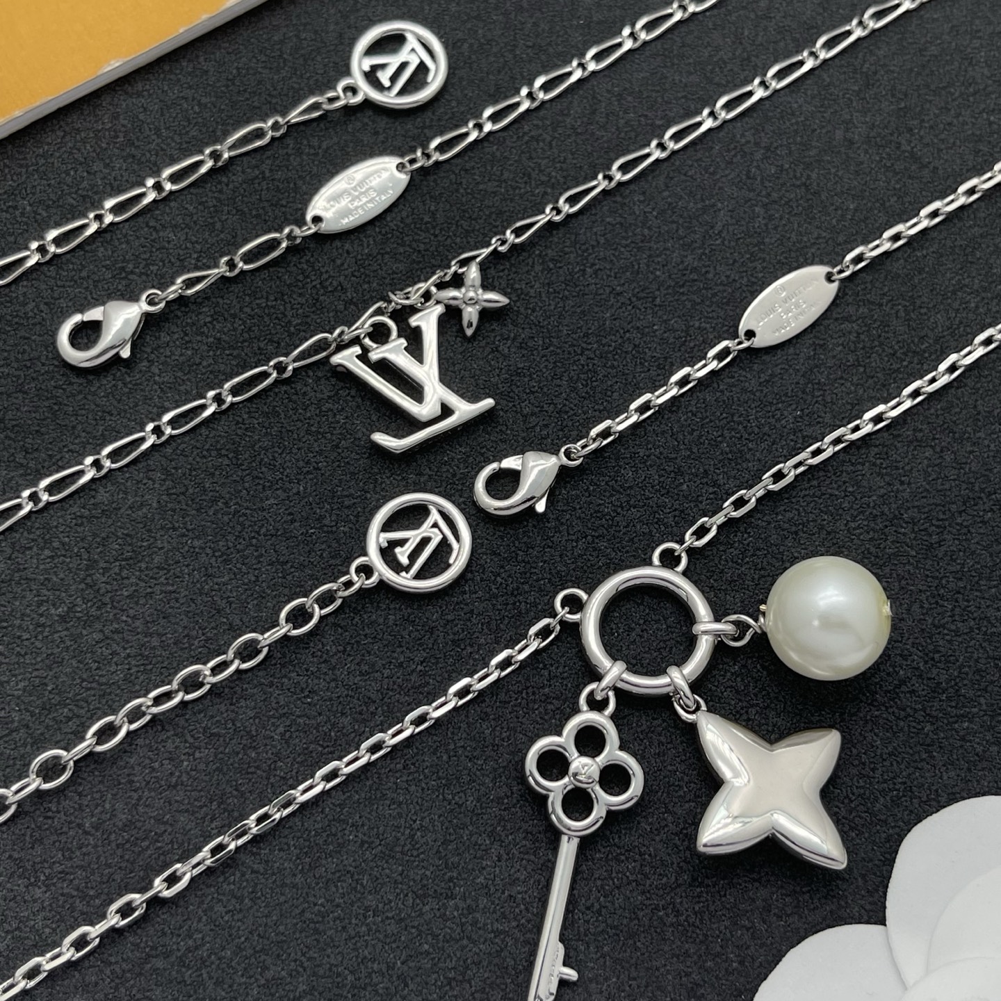 LV原單雙層頸鏈 銀色設計 鑰匙珍珠花卉混搭造型飾品| 8 LV原單雙層頸鏈 銀色設計 鑰匙珍珠花卉混搭造型飾品