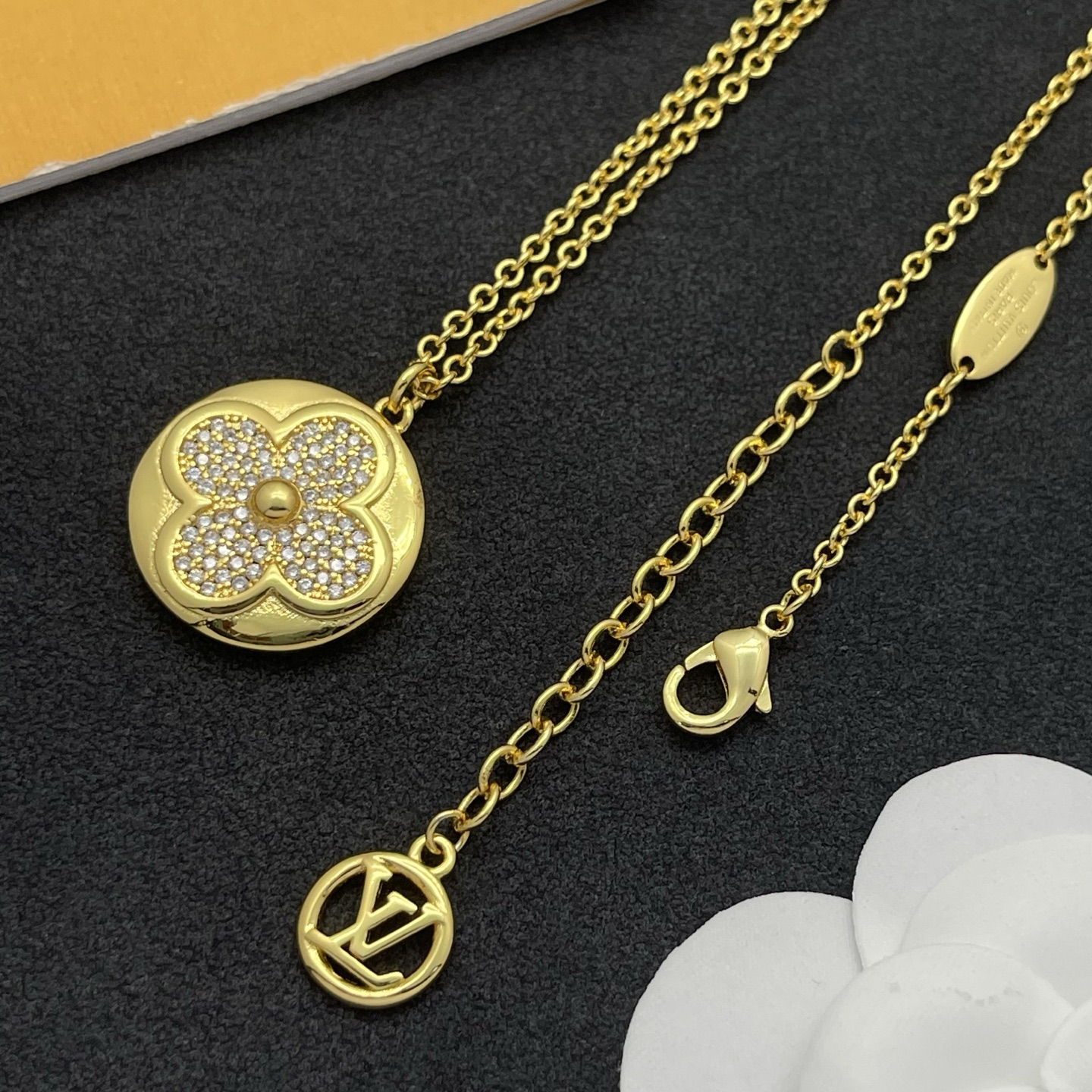 LV A貨圓形吊墜項鍊 花卉鋯石點綴設計 典雅金色質感風| 13 LV A貨圓形吊墜項鍊 花卉鋯石點綴設計 典雅金色質感風