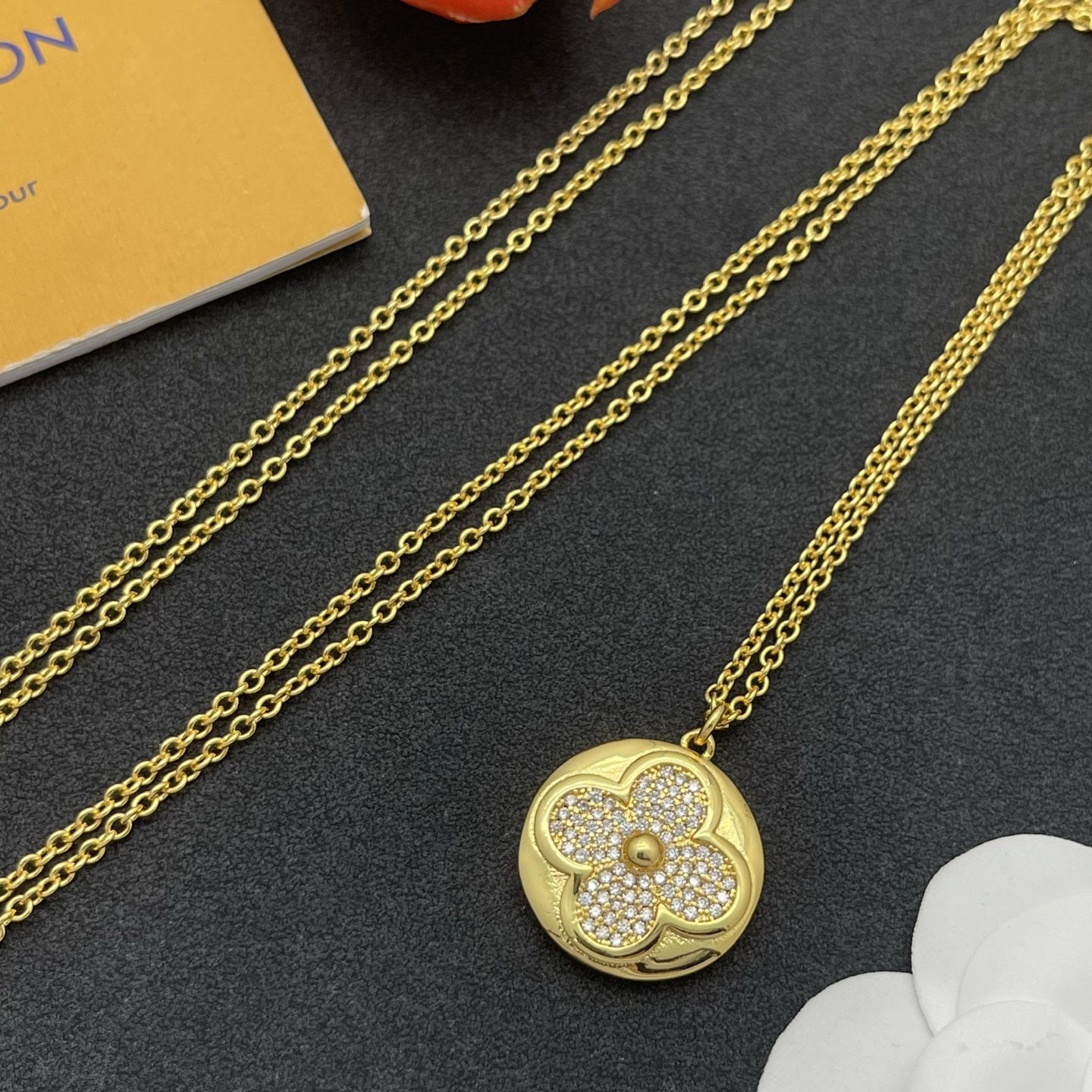 LV A貨圓形吊墜項鍊 花卉鋯石點綴設計 典雅金色質感風| 12 LV A貨圓形吊墜項鍊 花卉鋯石點綴設計 典雅金色質感風
