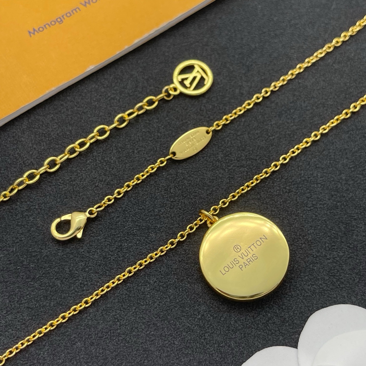 LV A貨圓形吊墜項鍊 花卉鋯石點綴設計 典雅金色質感風| 9 LV A貨圓形吊墜項鍊 花卉鋯石點綴設計 典雅金色質感風