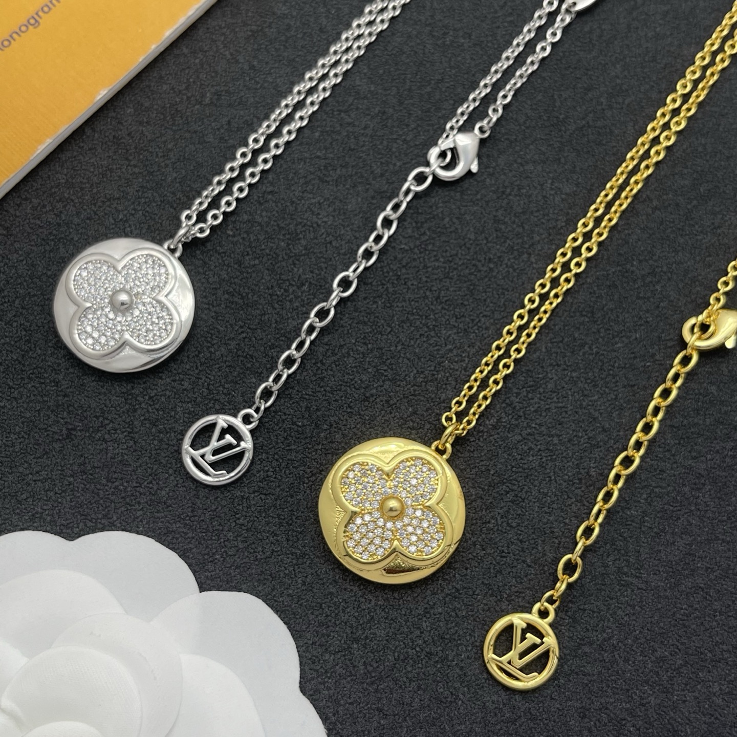 LV高仿圓形吊墜項鍊 銀色花卉雕飾設計 優雅簡約風格飾品| 8 LV高仿圓形吊墜項鍊 銀色花卉雕飾設計 優雅簡約風格飾品