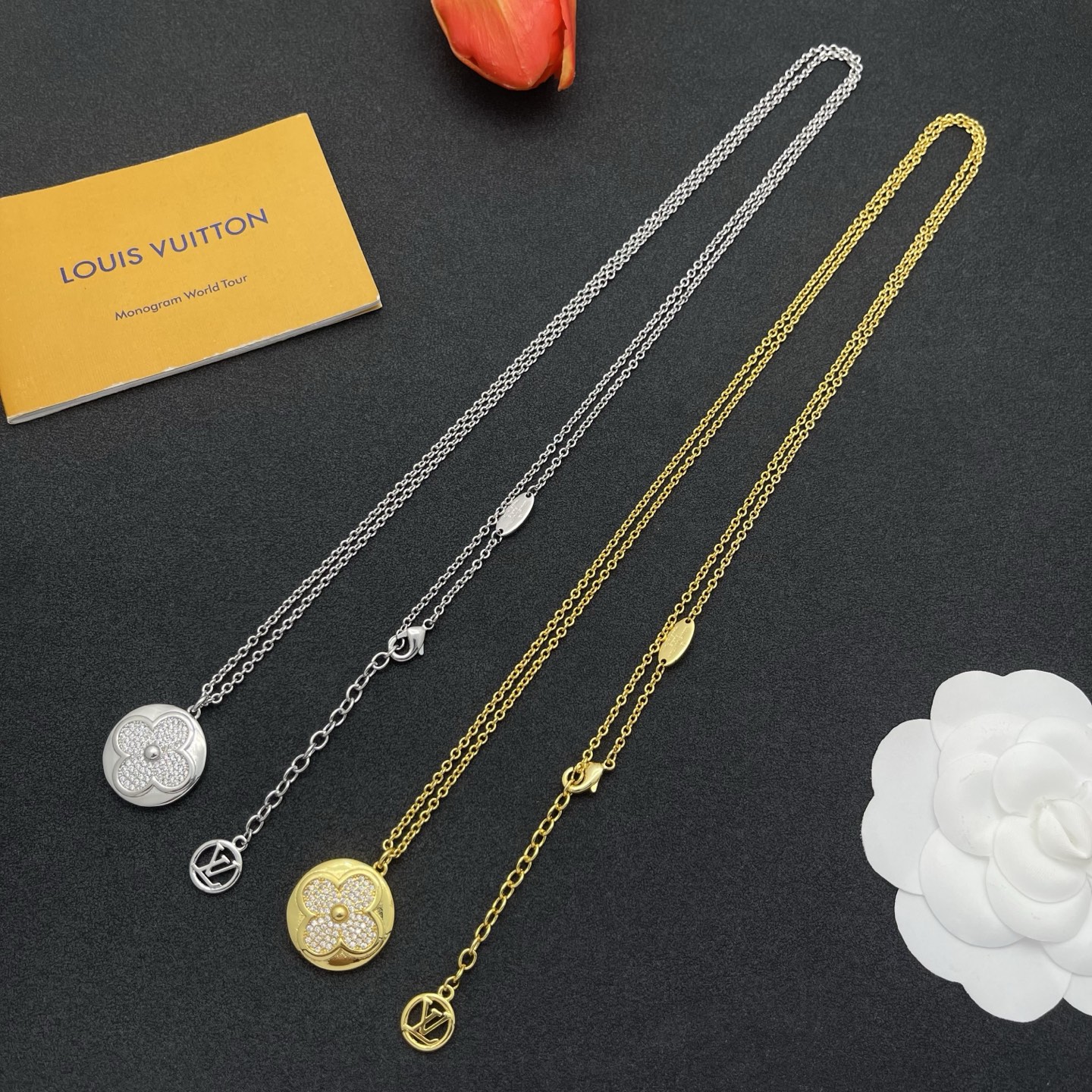 LV高仿圓形吊墜項鍊 銀色花卉雕飾設計 優雅簡約風格飾品| 7 LV高仿圓形吊墜項鍊 銀色花卉雕飾設計 優雅簡約風格飾品