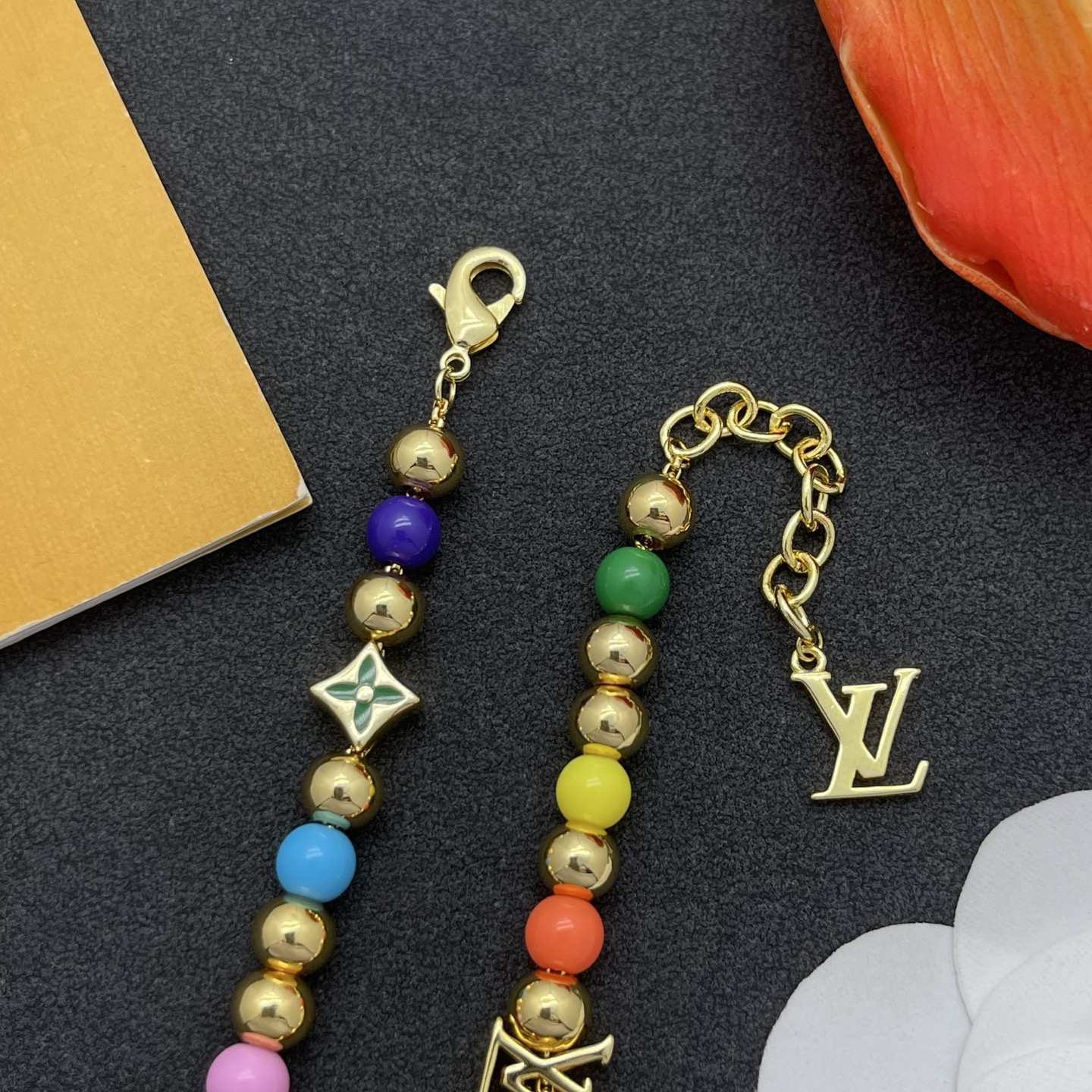 LV一比一多彩珠手鍊 LOGO與花卉混搭設計 潮流亮眼配件| 12 LV一比一多彩珠手鍊 LOGO與花卉混搭設計 潮流亮眼配件
