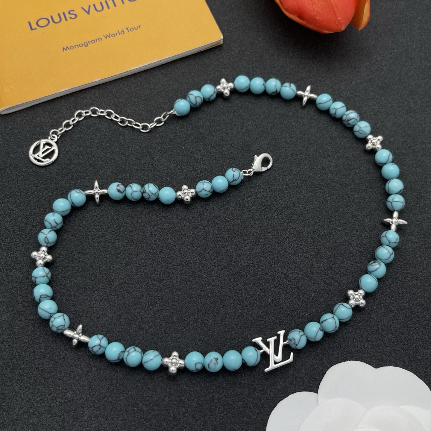 LV高仿藍玉珠頸鏈 LOGO花飾混搭 中性風格飾品推薦| 12 LV高仿藍玉珠頸鏈 LOGO花飾混搭 中性風格飾品推薦