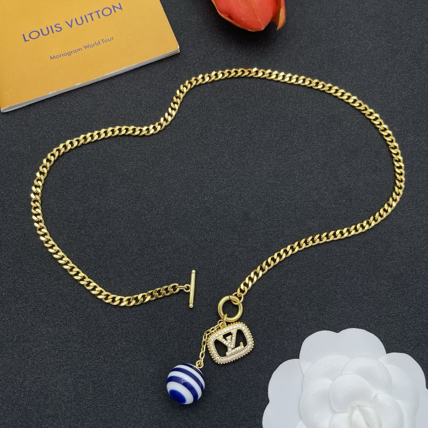 LV A貨金色鏈條項鍊 條紋球吊飾與LOGO設計 時尚亮點單品| 12 LV A貨金色鏈條項鍊 條紋球吊飾與LOGO設計 時尚亮點單品