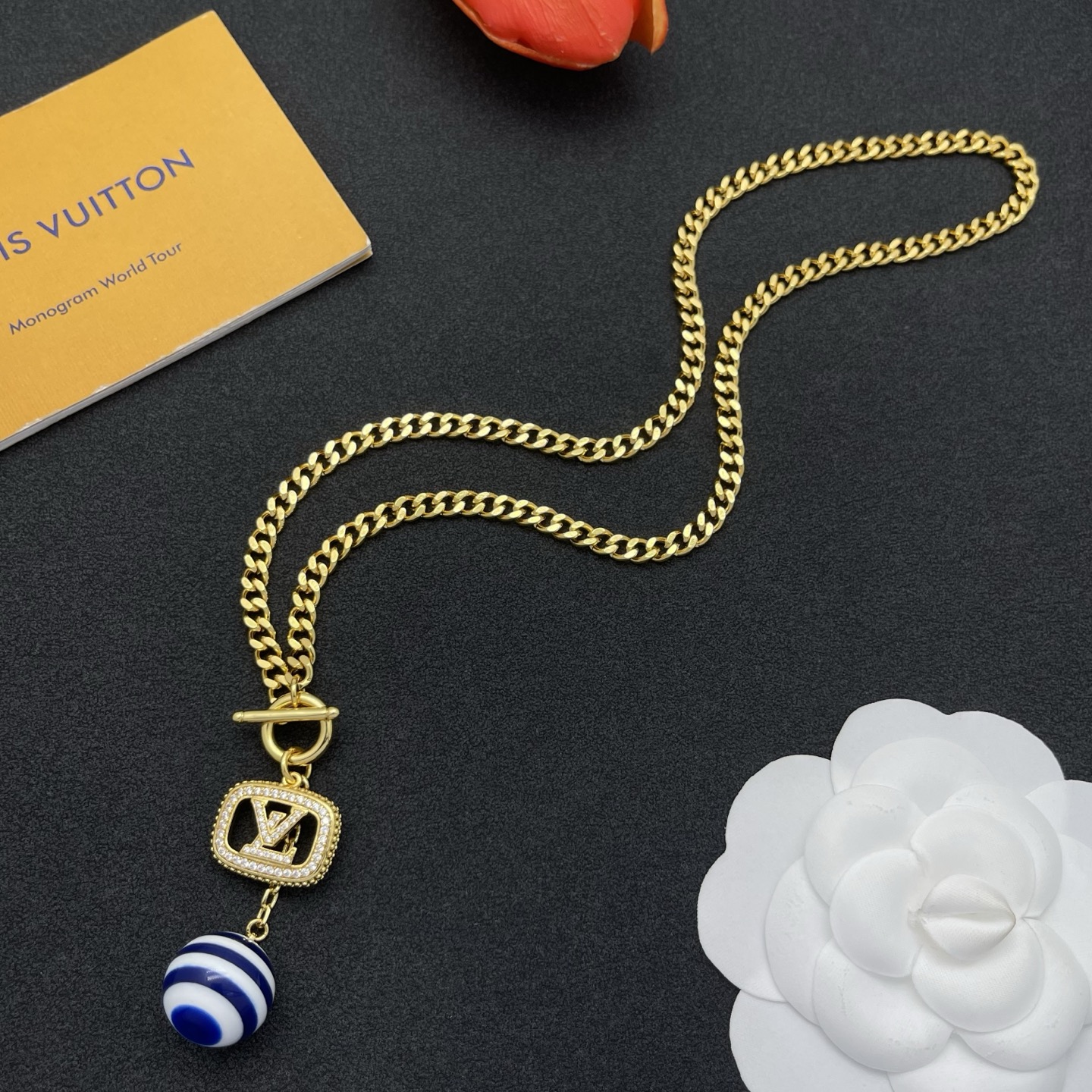 LV A貨金色鏈條項鍊 條紋球吊飾與LOGO設計 時尚亮點單品| 11 LV A貨金色鏈條項鍊 條紋球吊飾與LOGO設計 時尚亮點單品