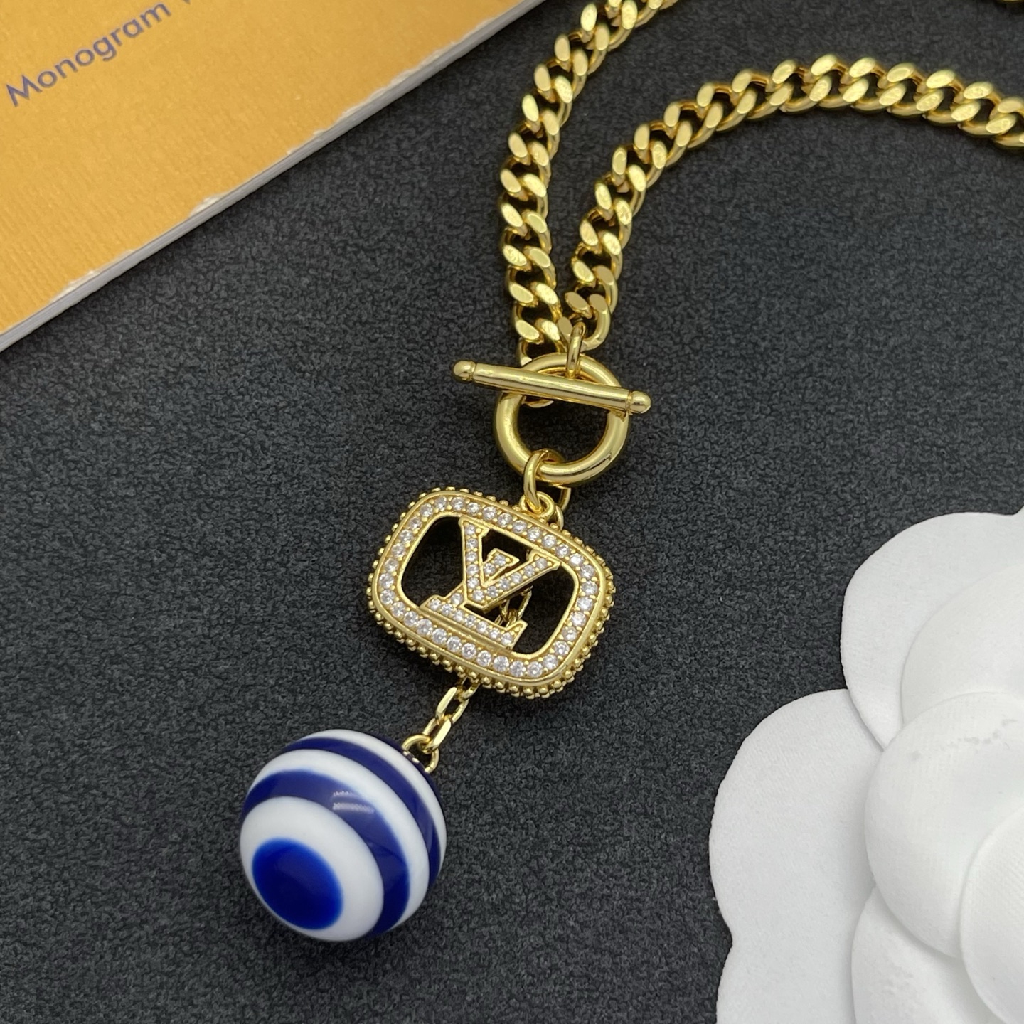 LV A貨金色鏈條項鍊 條紋球吊飾與LOGO設計 時尚亮點單品| 10 LV A貨金色鏈條項鍊 條紋球吊飾與LOGO設計 時尚亮點單品