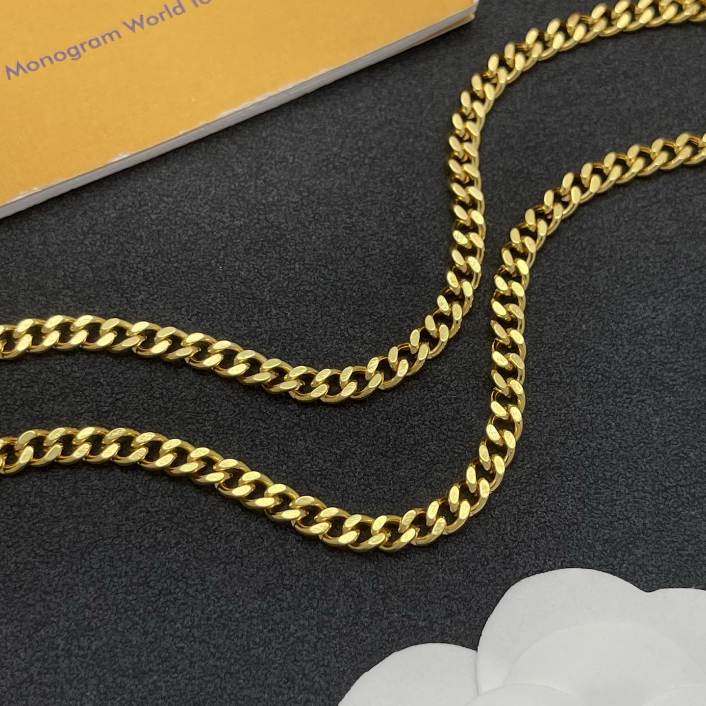 LV A貨金色鏈條項鍊 條紋球吊飾與LOGO設計 時尚亮點單品| 8 LV A貨金色鏈條項鍊 條紋球吊飾與LOGO設計 時尚亮點單品