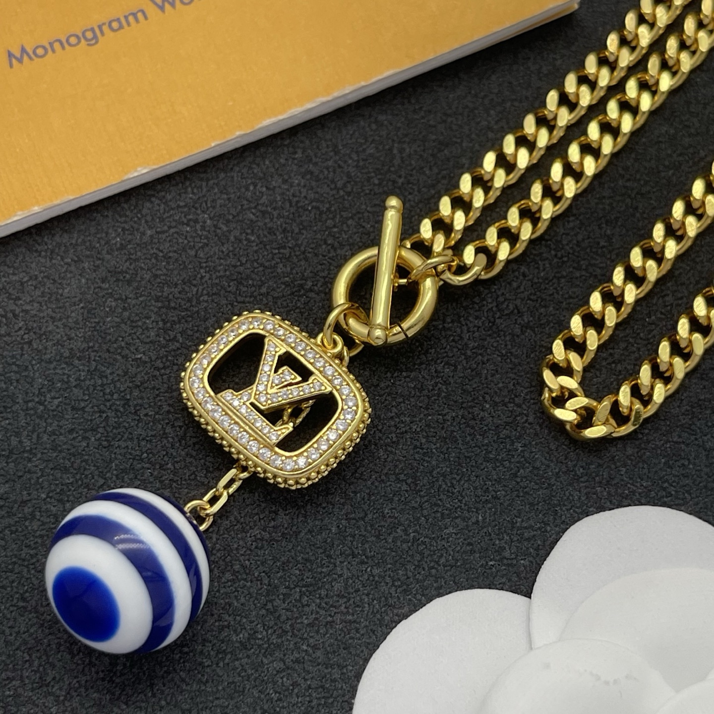 LV A貨金色鏈條項鍊 條紋球吊飾與LOGO設計 時尚亮點單品| 9 LV A貨金色鏈條項鍊 條紋球吊飾與LOGO設計 時尚亮點單品