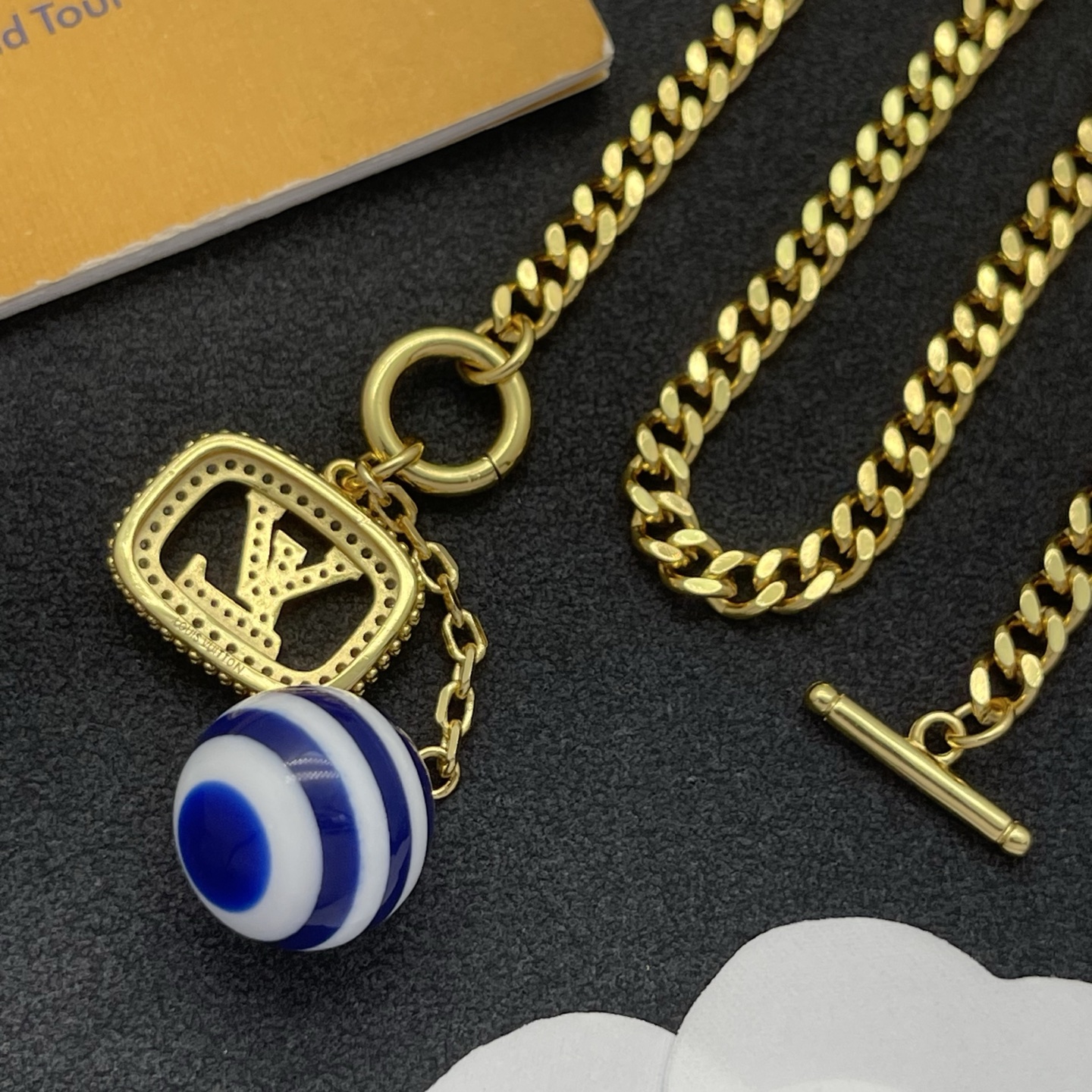 LV A貨金色鏈條項鍊 條紋球吊飾與LOGO設計 時尚亮點單品| 7 LV A貨金色鏈條項鍊 條紋球吊飾與LOGO設計 時尚亮點單品