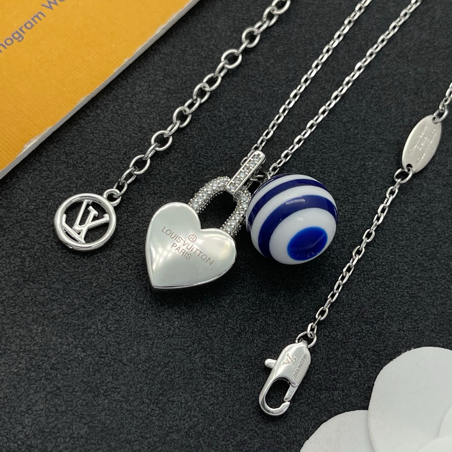 LV高仿銀色項鍊 愛心鎖與條紋球吊飾設計 女士甜酷風飾品| 10 LV高仿銀色項鍊 愛心鎖與條紋球吊飾設計 女士甜酷風飾品