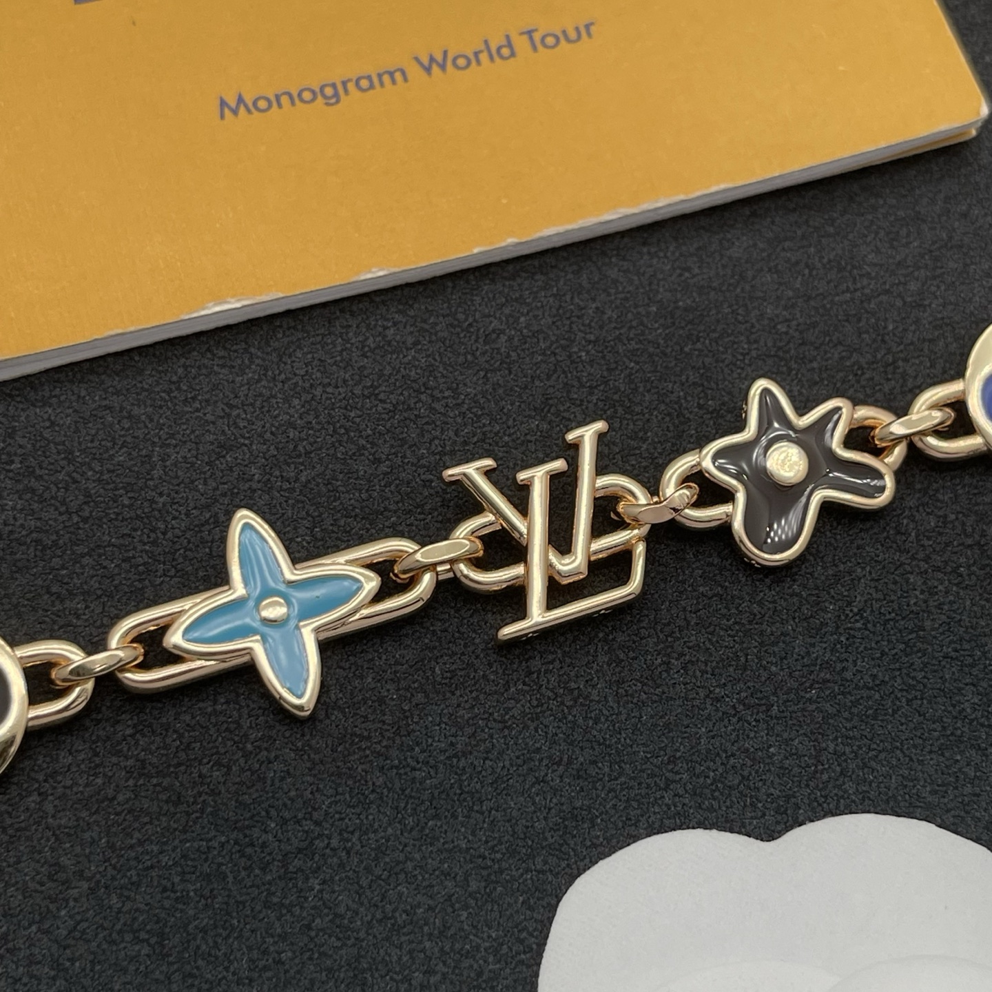 LV A貨金色手鍊 彩色花卉與LOGO組合設計 俏皮風格飾品| 12 LV A貨金色手鍊 彩色花卉與LOGO組合設計 俏皮風格飾品