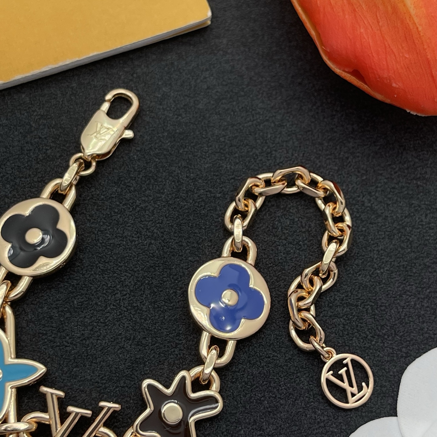 LV A貨金色手鍊 彩色花卉與LOGO組合設計 俏皮風格飾品| 11 LV A貨金色手鍊 彩色花卉與LOGO組合設計 俏皮風格飾品