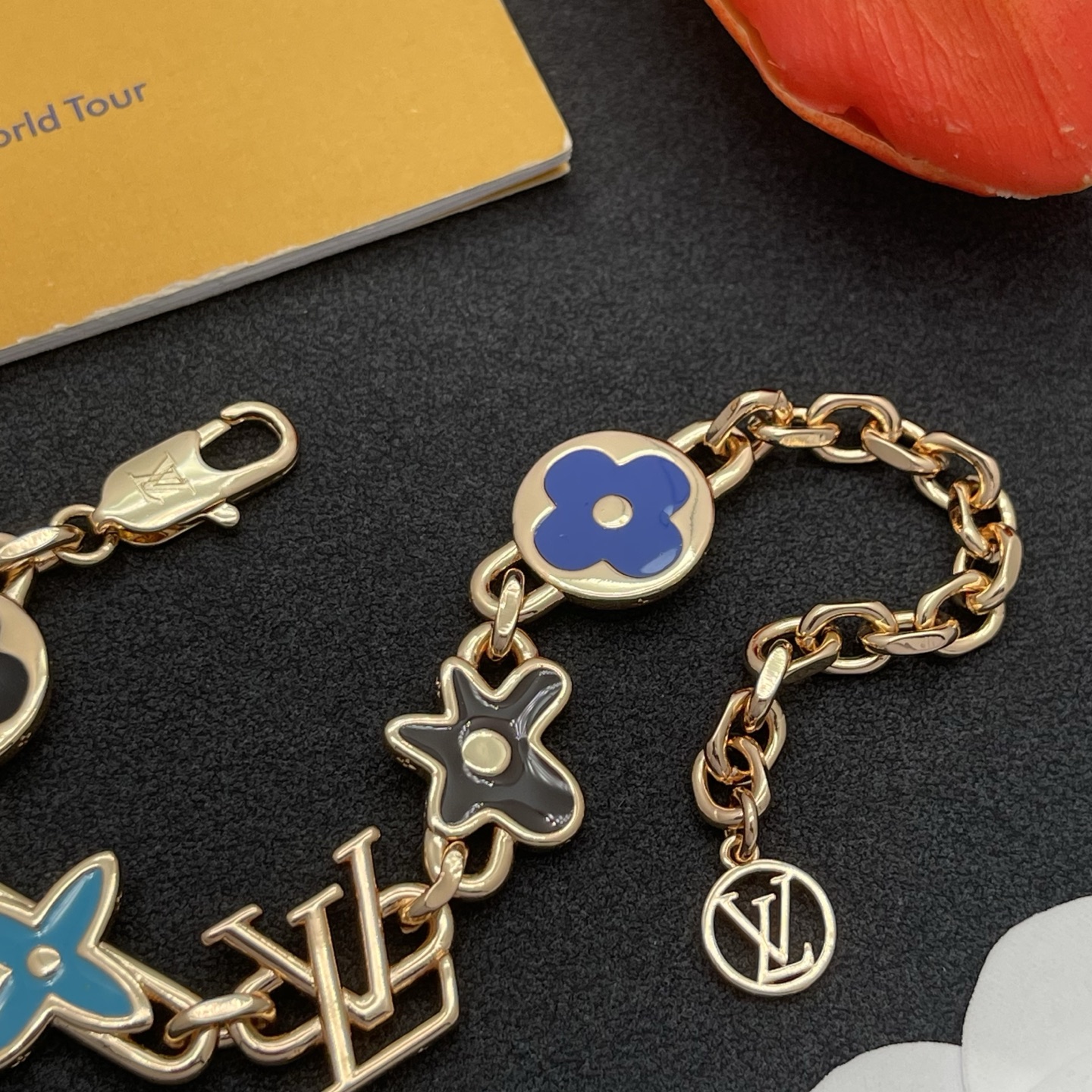LV A貨金色手鍊 彩色花卉與LOGO組合設計 俏皮風格飾品| 10 LV A貨金色手鍊 彩色花卉與LOGO組合設計 俏皮風格飾品