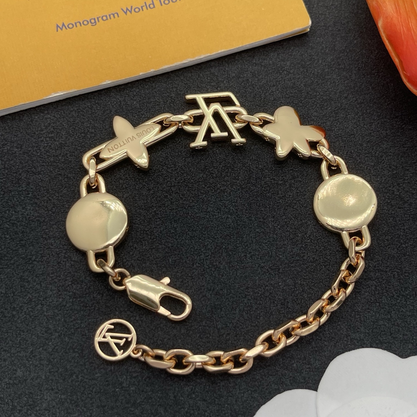 LV A貨金色手鍊 彩色花卉與LOGO組合設計 俏皮風格飾品| 9 LV A貨金色手鍊 彩色花卉與LOGO組合設計 俏皮風格飾品