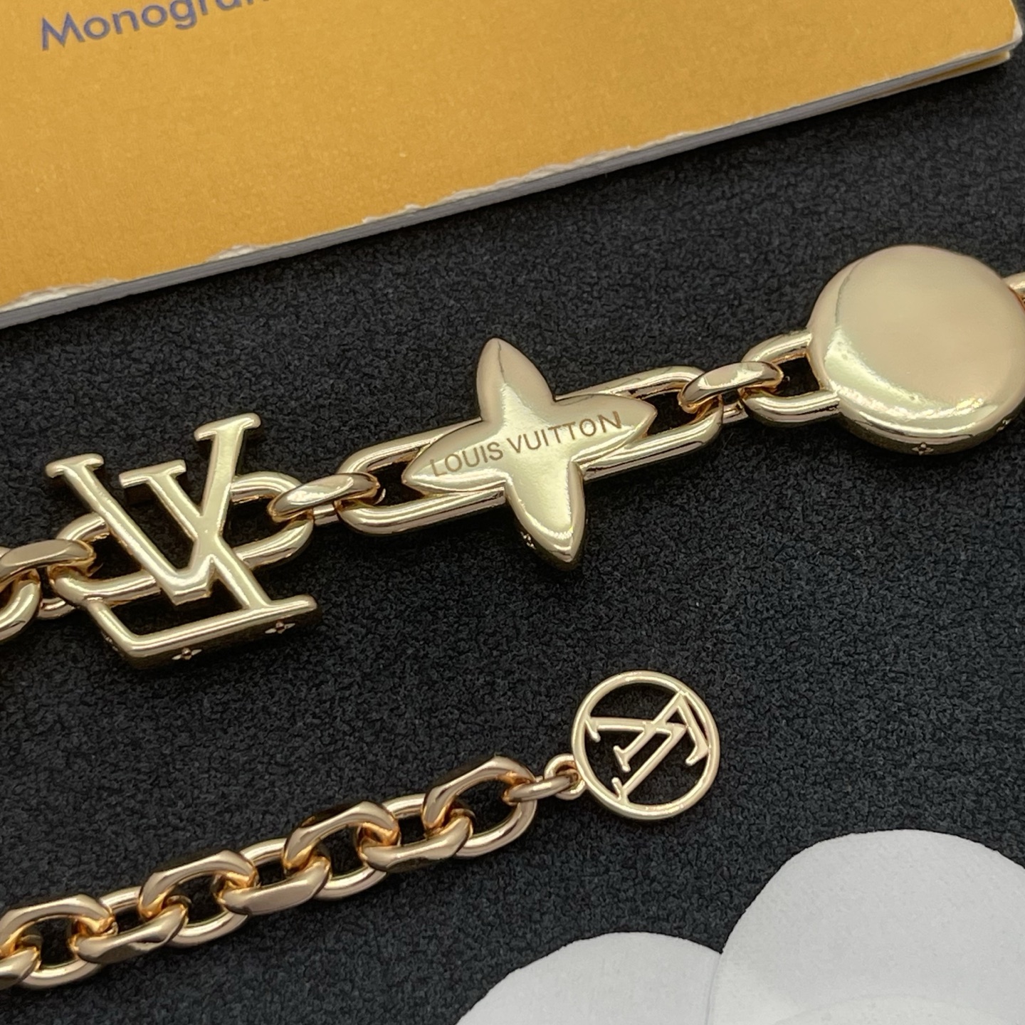 LV A貨金色手鍊 彩色花卉與LOGO組合設計 俏皮風格飾品| 8 LV A貨金色手鍊 彩色花卉與LOGO組合設計 俏皮風格飾品