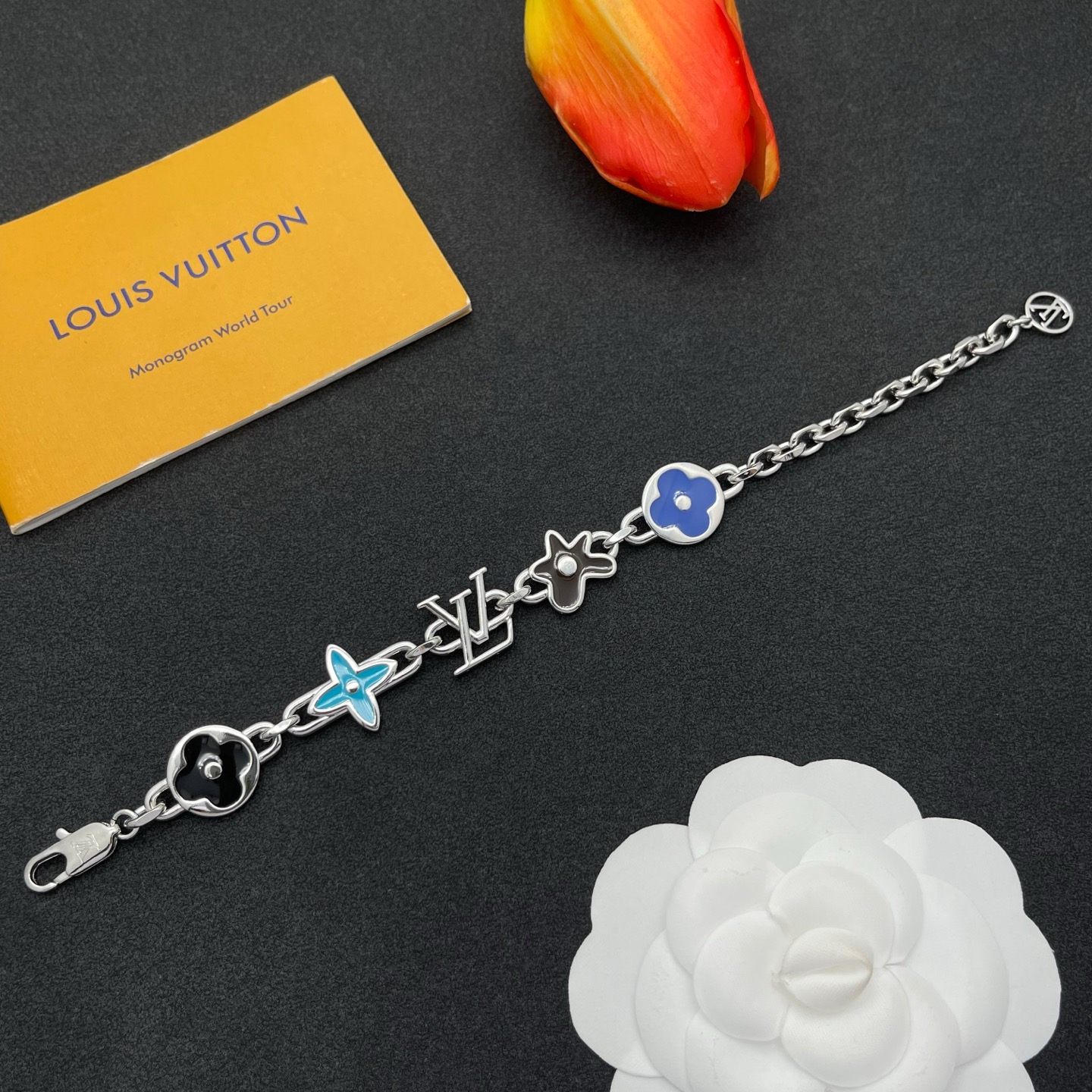 LV高仿銀色LOGO手鍊 琺瑯花卉點綴設計 百搭潮流款飾品| 13 LV高仿銀色LOGO手鍊 琺瑯花卉點綴設計 百搭潮流款飾品