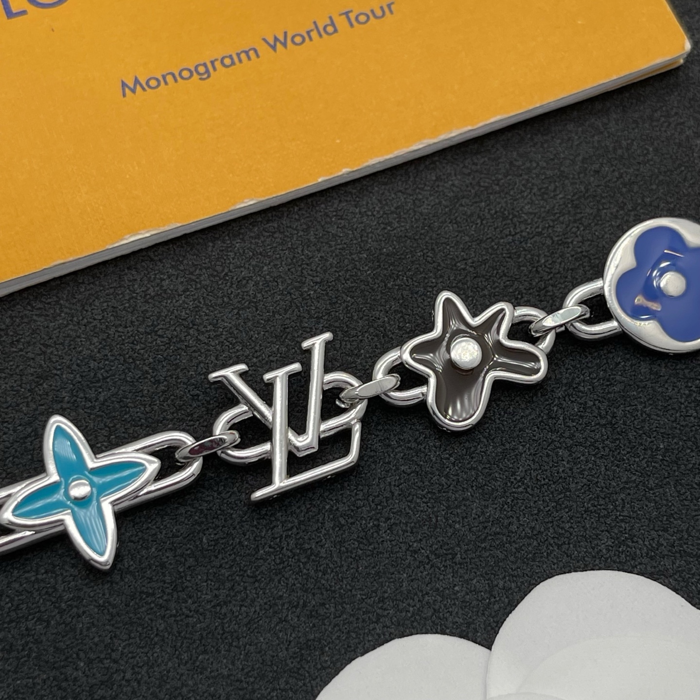 LV高仿銀色LOGO手鍊 琺瑯花卉點綴設計 百搭潮流款飾品| 12 LV高仿銀色LOGO手鍊 琺瑯花卉點綴設計 百搭潮流款飾品