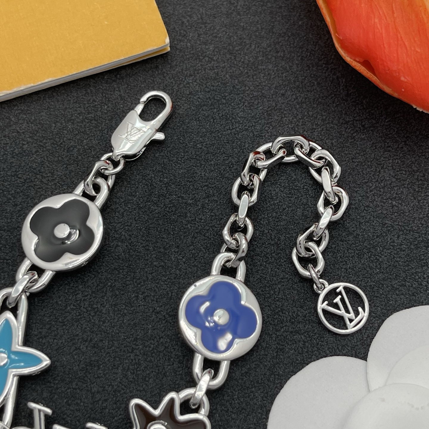 LV高仿銀色LOGO手鍊 琺瑯花卉點綴設計 百搭潮流款飾品| 11 LV高仿銀色LOGO手鍊 琺瑯花卉點綴設計 百搭潮流款飾品