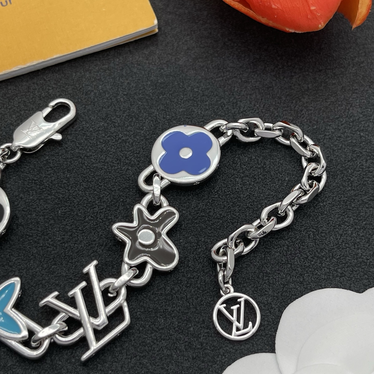 LV高仿銀色LOGO手鍊 琺瑯花卉點綴設計 百搭潮流款飾品| 10 LV高仿銀色LOGO手鍊 琺瑯花卉點綴設計 百搭潮流款飾品