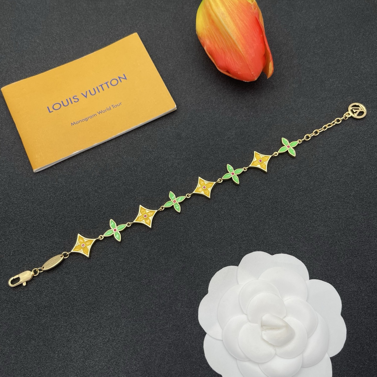 LV高仿琺瑯手鍊 黃綠花型設計女款飾品 清新風格造型推薦| 12 LV高仿琺瑯手鍊 黃綠花型設計女款飾品 清新風格造型推薦