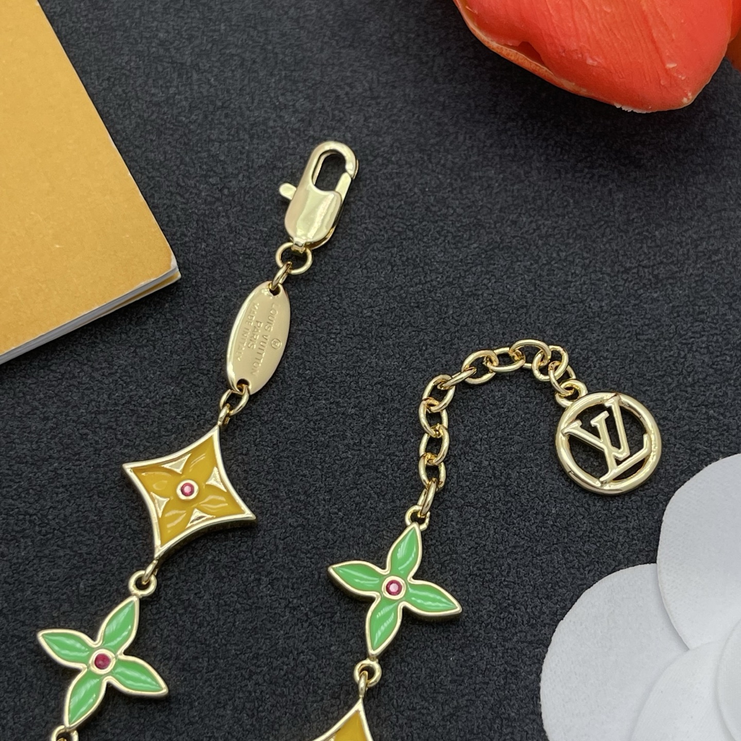 LV高仿琺瑯手鍊 黃綠花型設計女款飾品 清新風格造型推薦| 10 LV高仿琺瑯手鍊 黃綠花型設計女款飾品 清新風格造型推薦